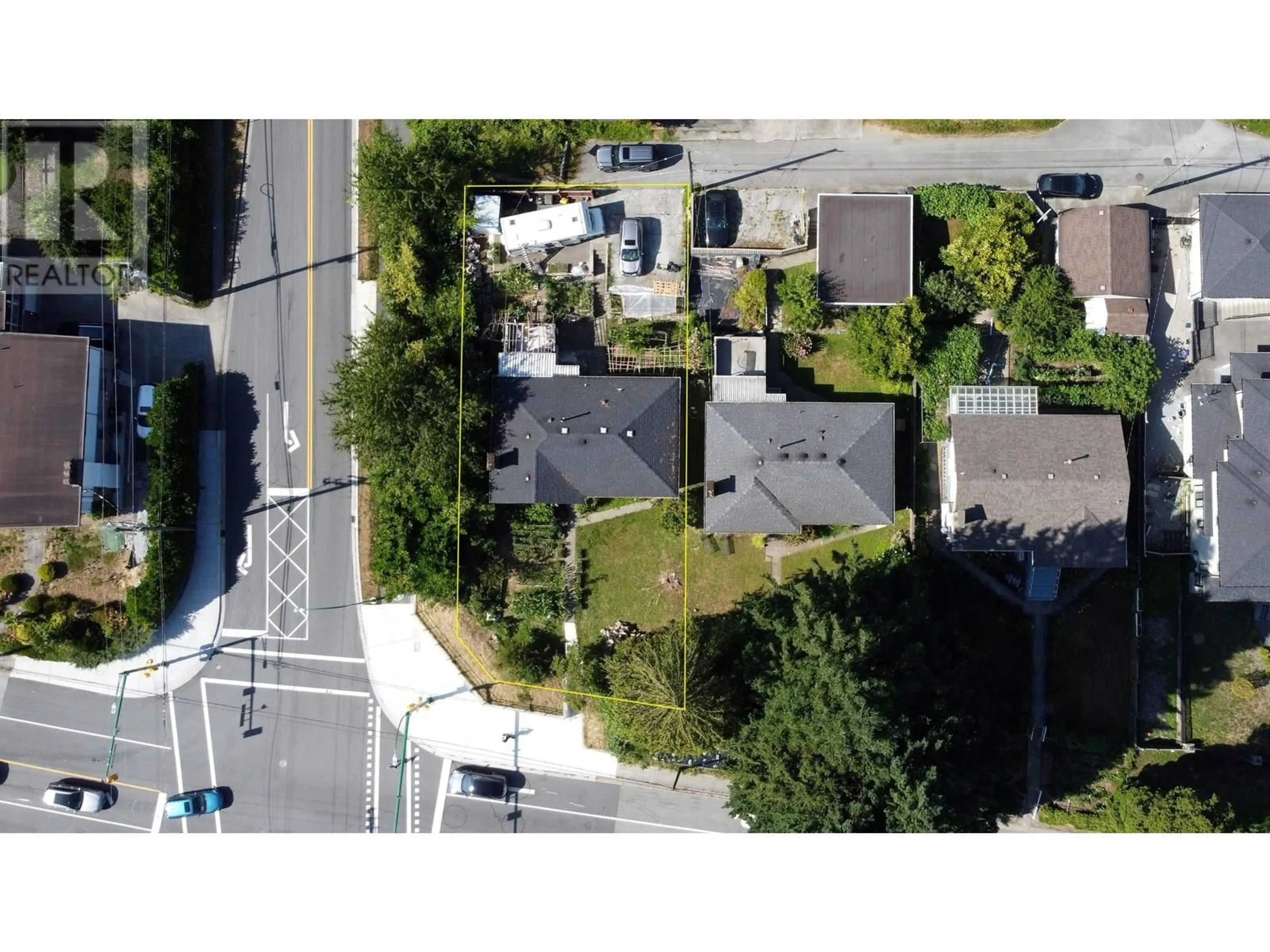 A pic from outside/outdoor area/front of a property/back of a property/a pic from drone, street for 6717 BROADWAY, Burnaby British Columbia V5B2Y7