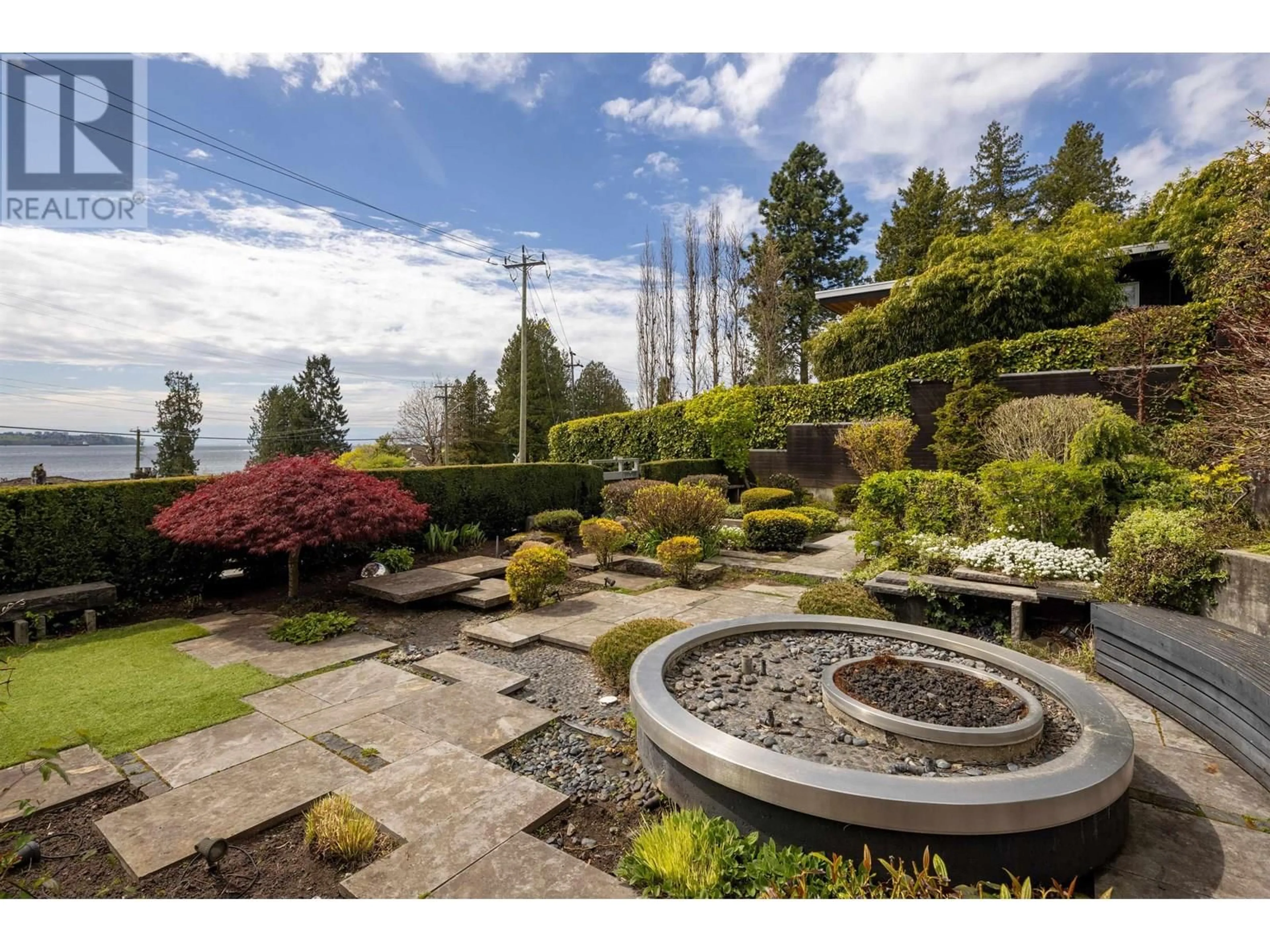 A pic from outside/outdoor area/front of a property/back of a property/a pic from drone, water/lake/river/ocean view for 2771 BELLEVUE AVENUE, West Vancouver British Columbia V7V4X2