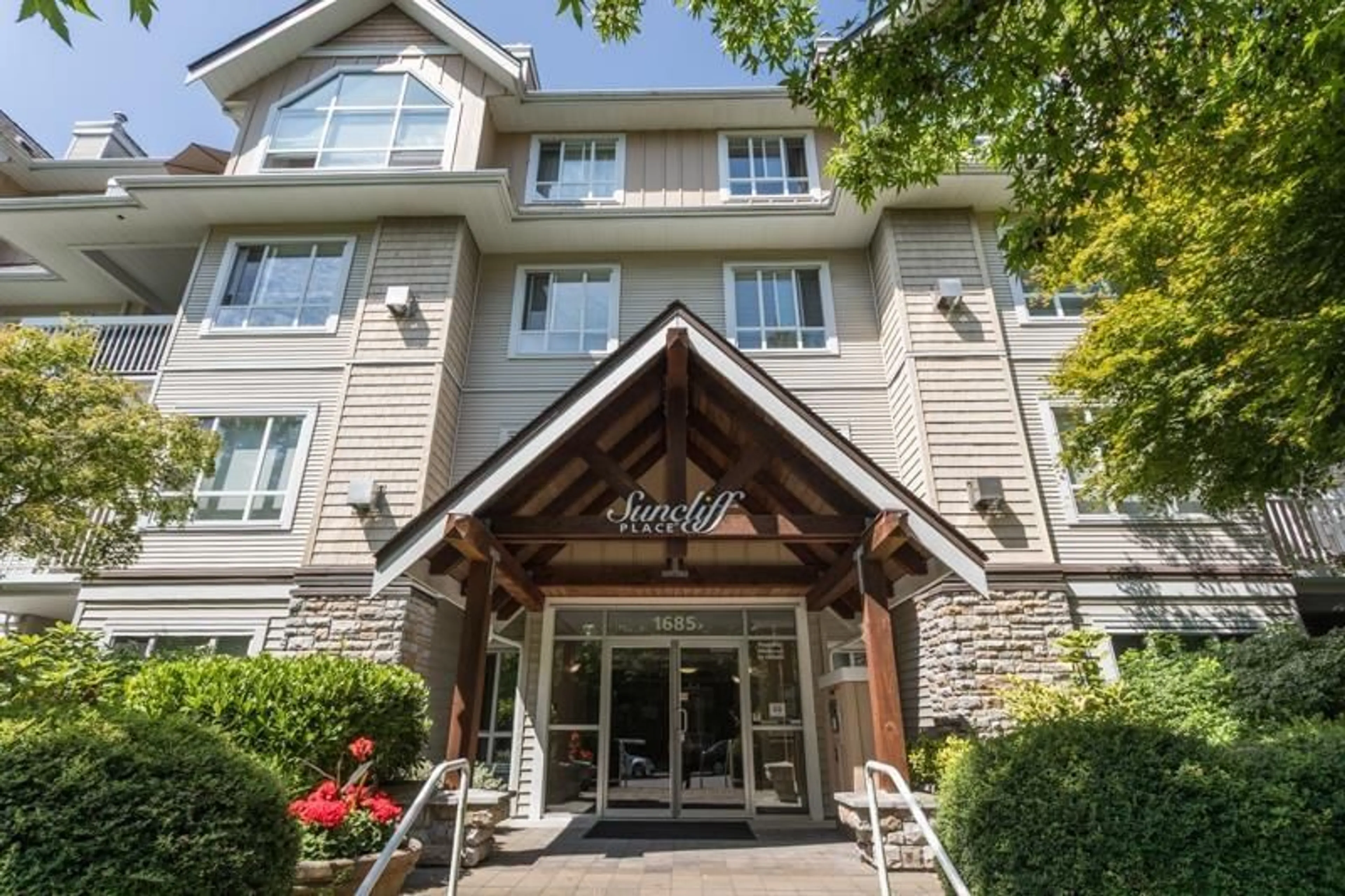 Indoor foyer for 201 - 1685 152A, Surrey British Columbia V4A9Y1