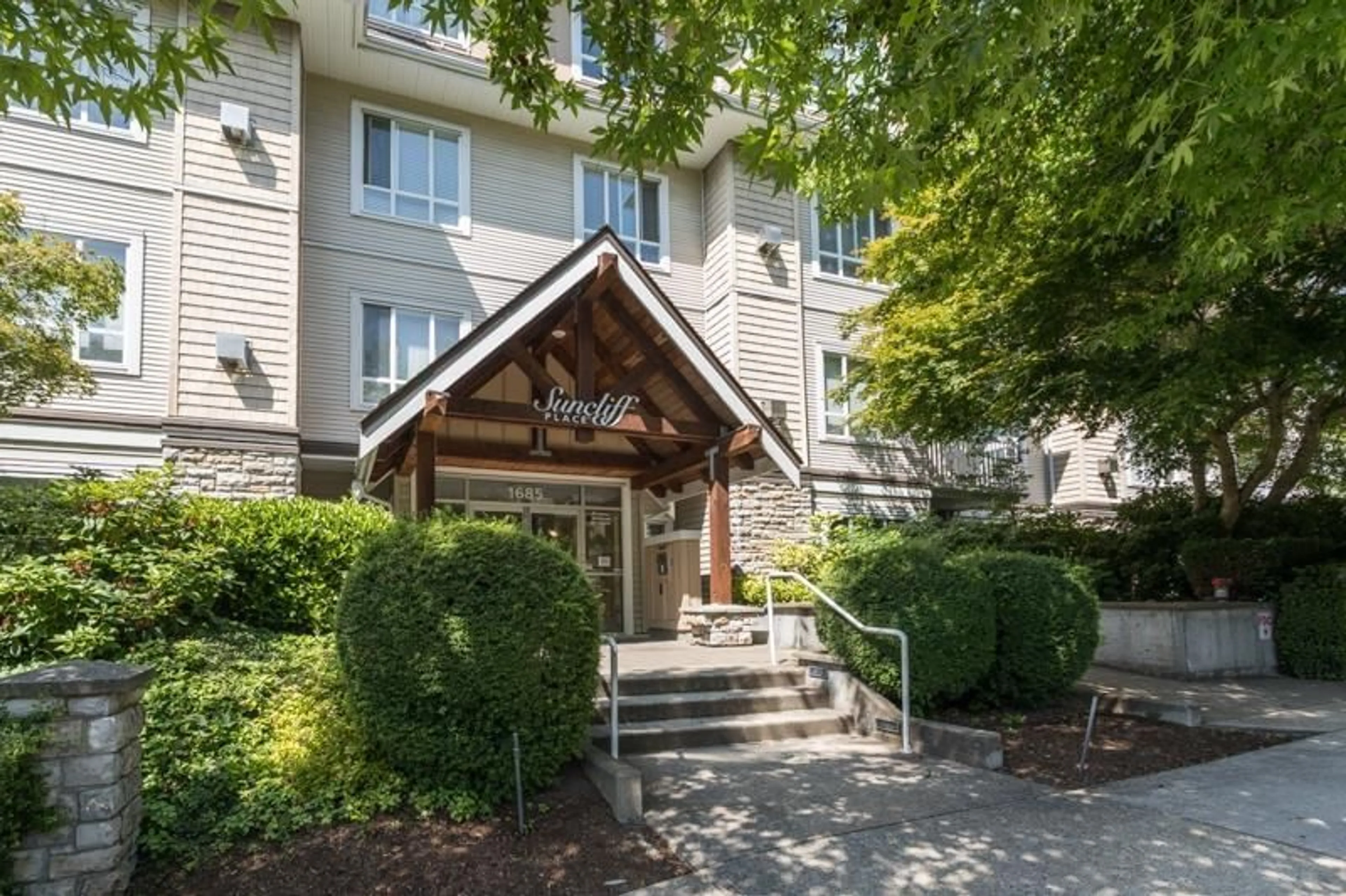 Indoor foyer for 201 - 1685 152A, Surrey British Columbia V4A9Y1