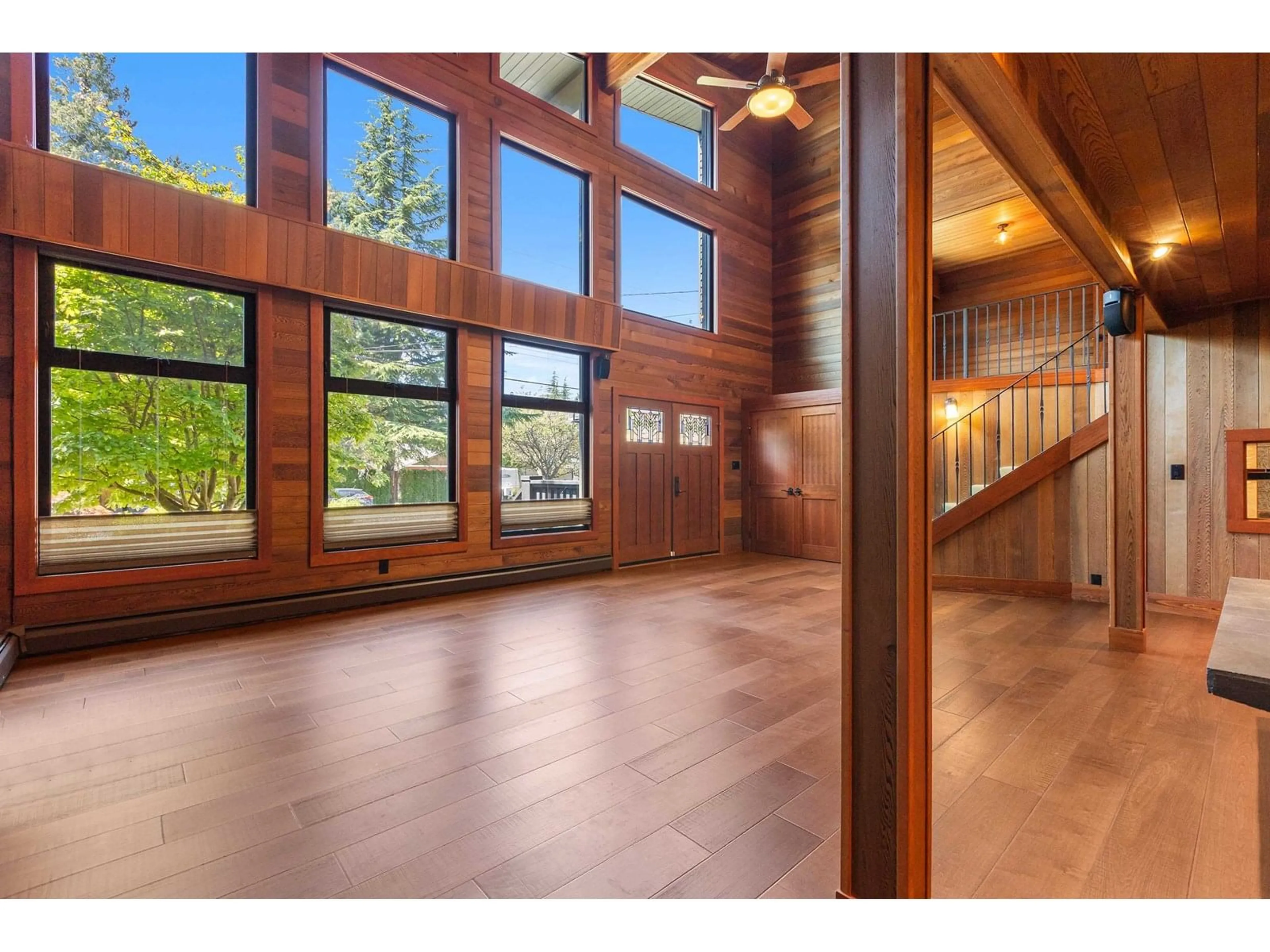 Indoor foyer for 2314 124, Surrey British Columbia V4A3M8