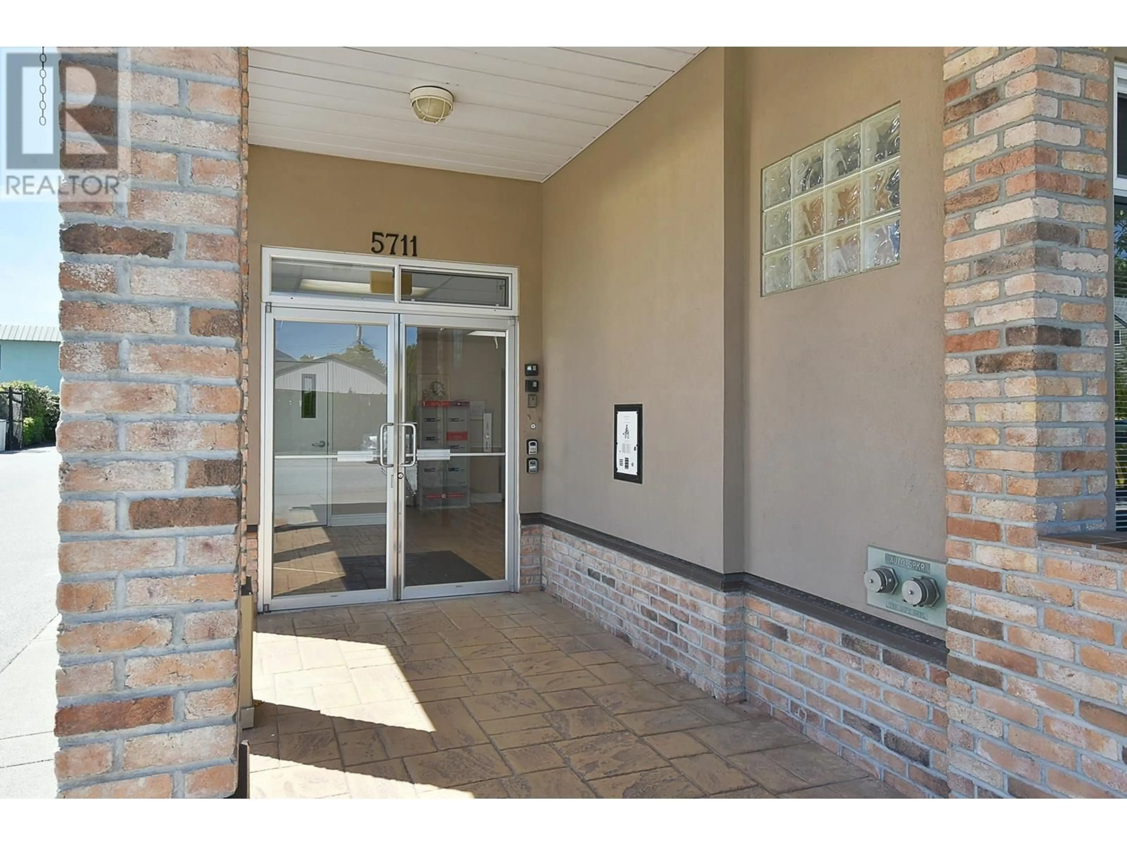Indoor foyer for 204 - 5711 MERMAID STREET, Sechelt British Columbia V7Z0J6