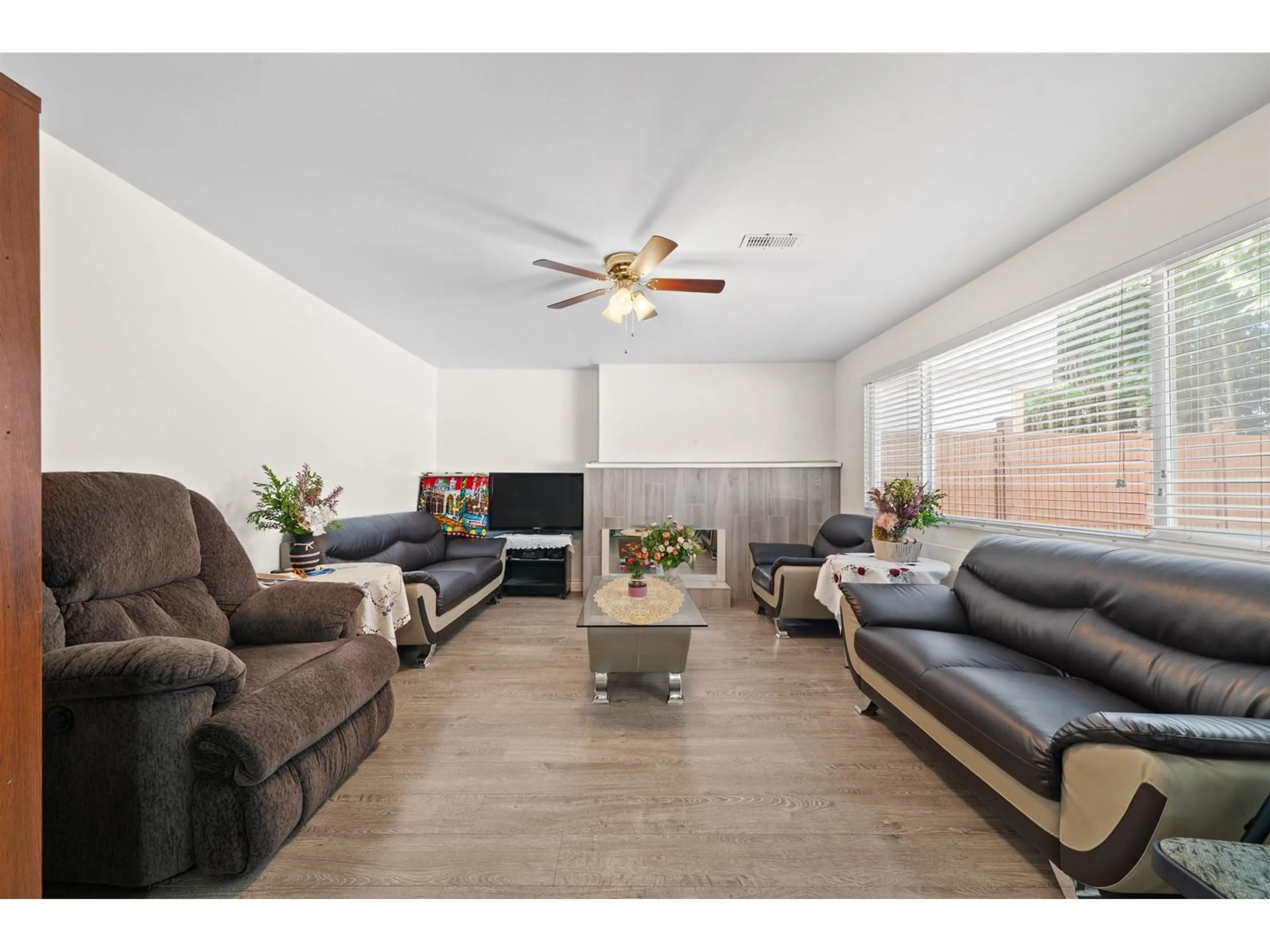Living room with furniture, wood/laminate floor for 13687 112, Surrey British Columbia V3R2G4