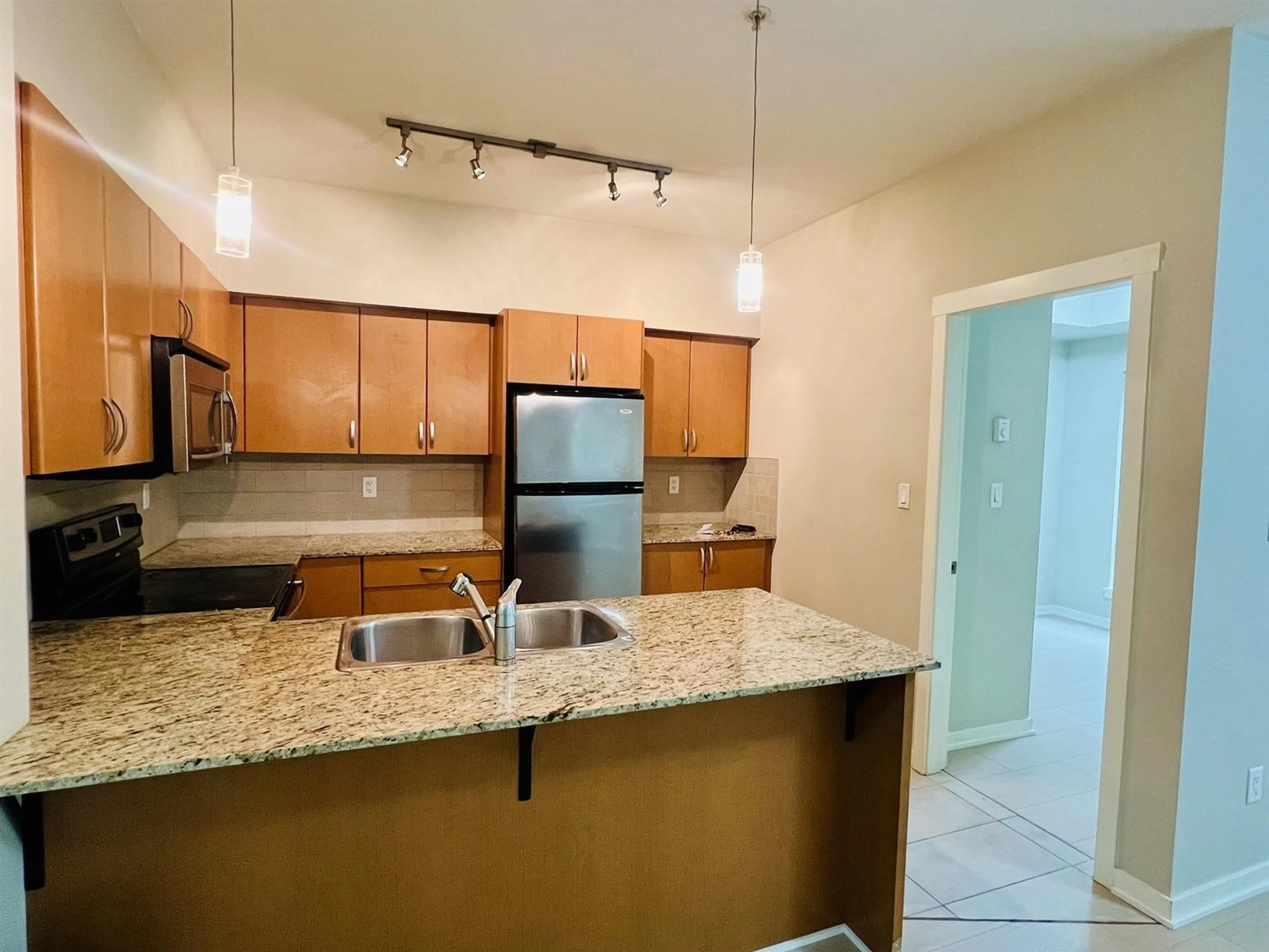 Standard kitchen, unknown for 108 - 13789 107A, Surrey British Columbia V3T0B8