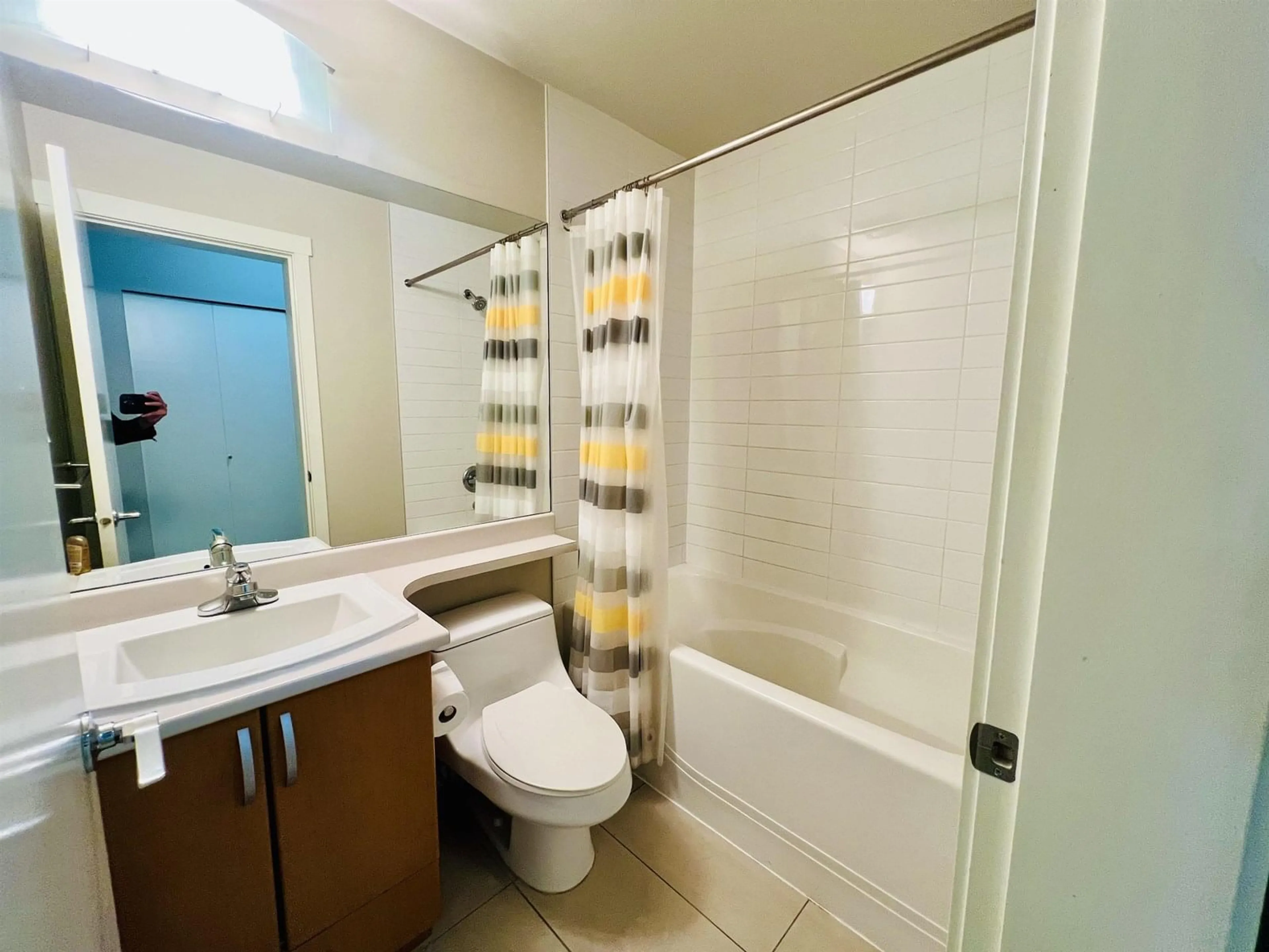 Standard bathroom, unknown for 108 - 13789 107A, Surrey British Columbia V3T0B8