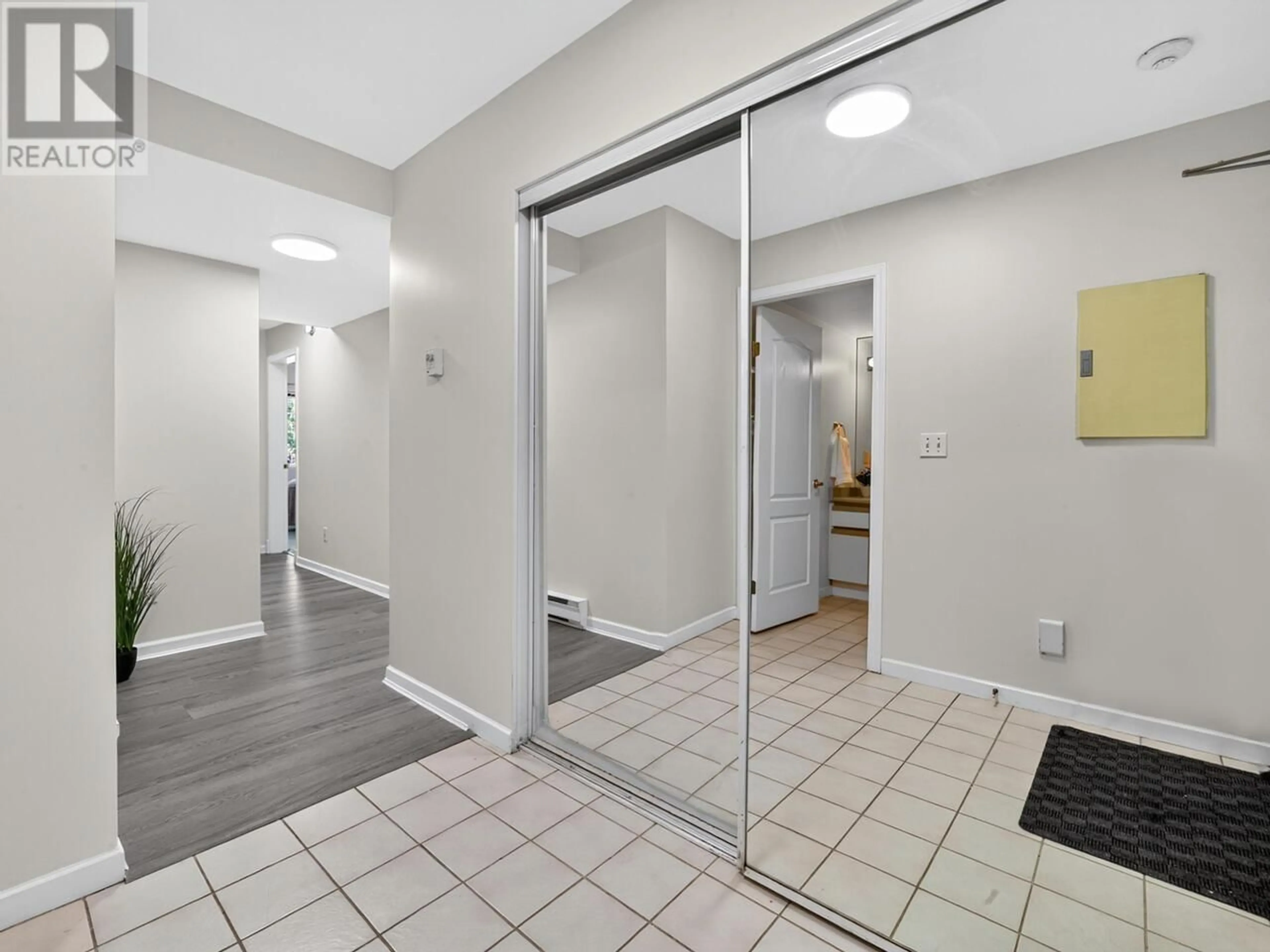 Indoor foyer for 64 - 202 LAVAL STREET, Coquitlam British Columbia V3K6X6