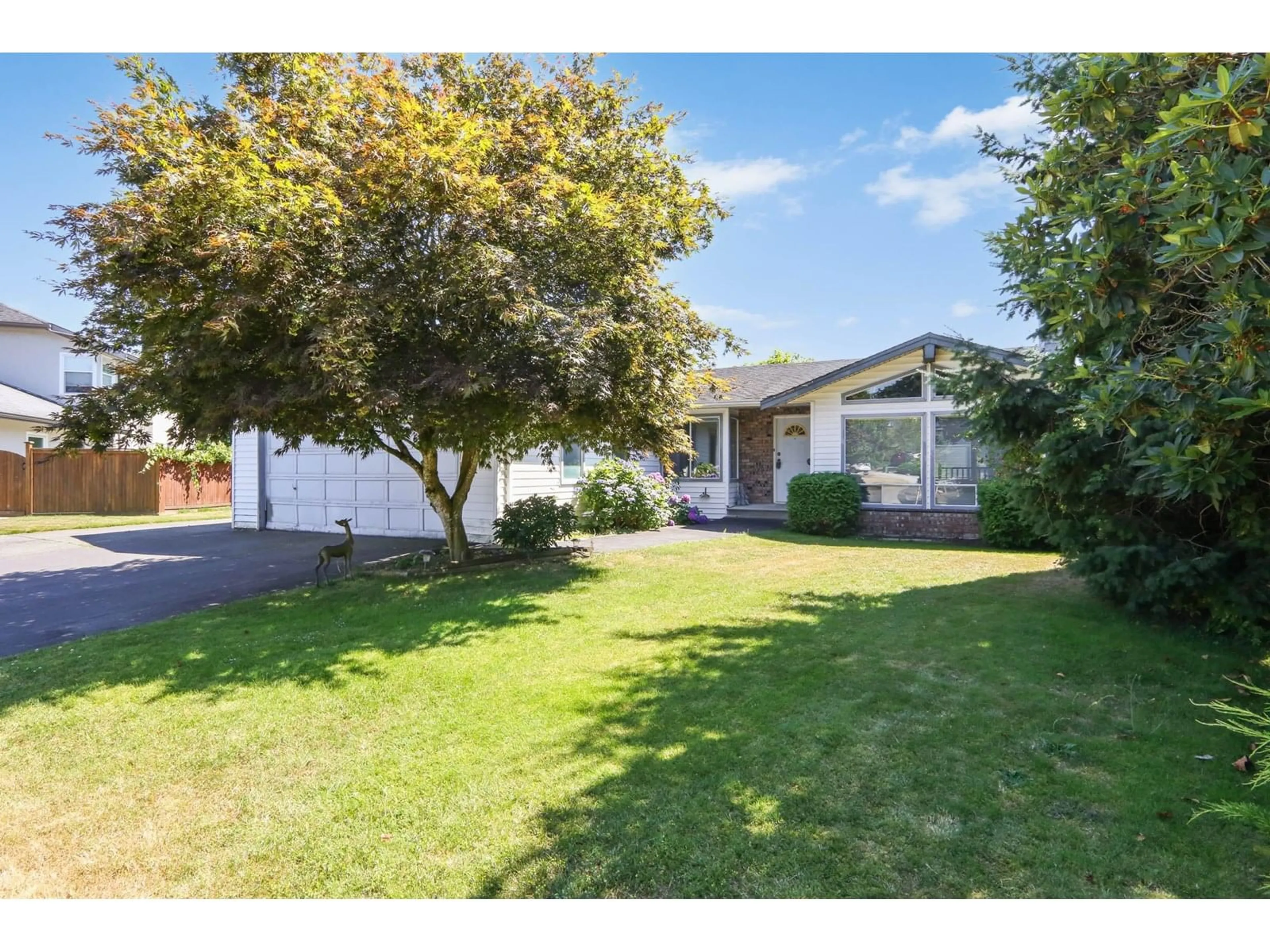 A pic from outside/outdoor area/front of a property/back of a property/a pic from drone, street for 34962 MT.BLANCHARD, Abbotsford British Columbia V2S6T5