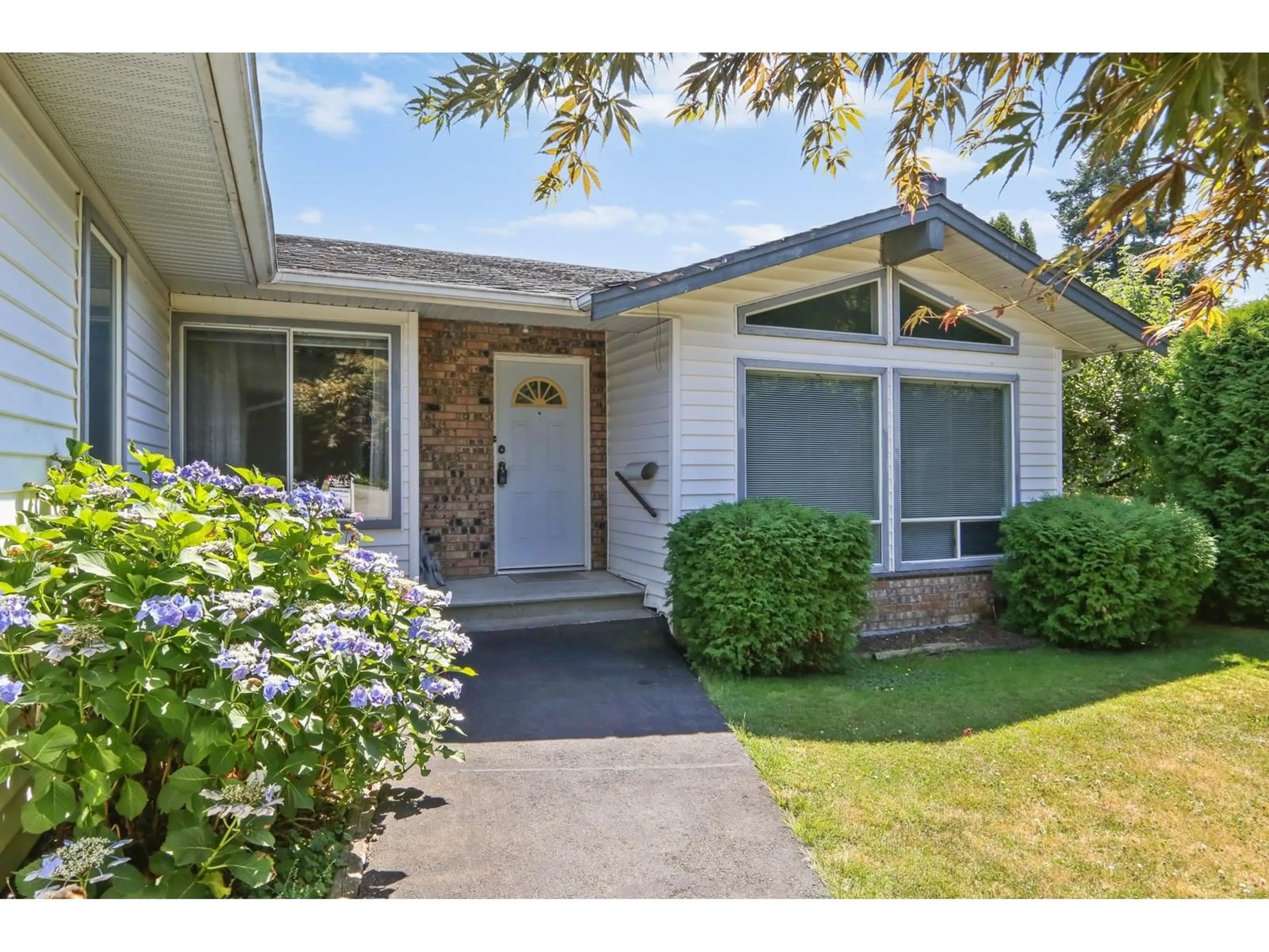 Home with vinyl exterior material, street for 34962 MT.BLANCHARD, Abbotsford British Columbia V2S6T5