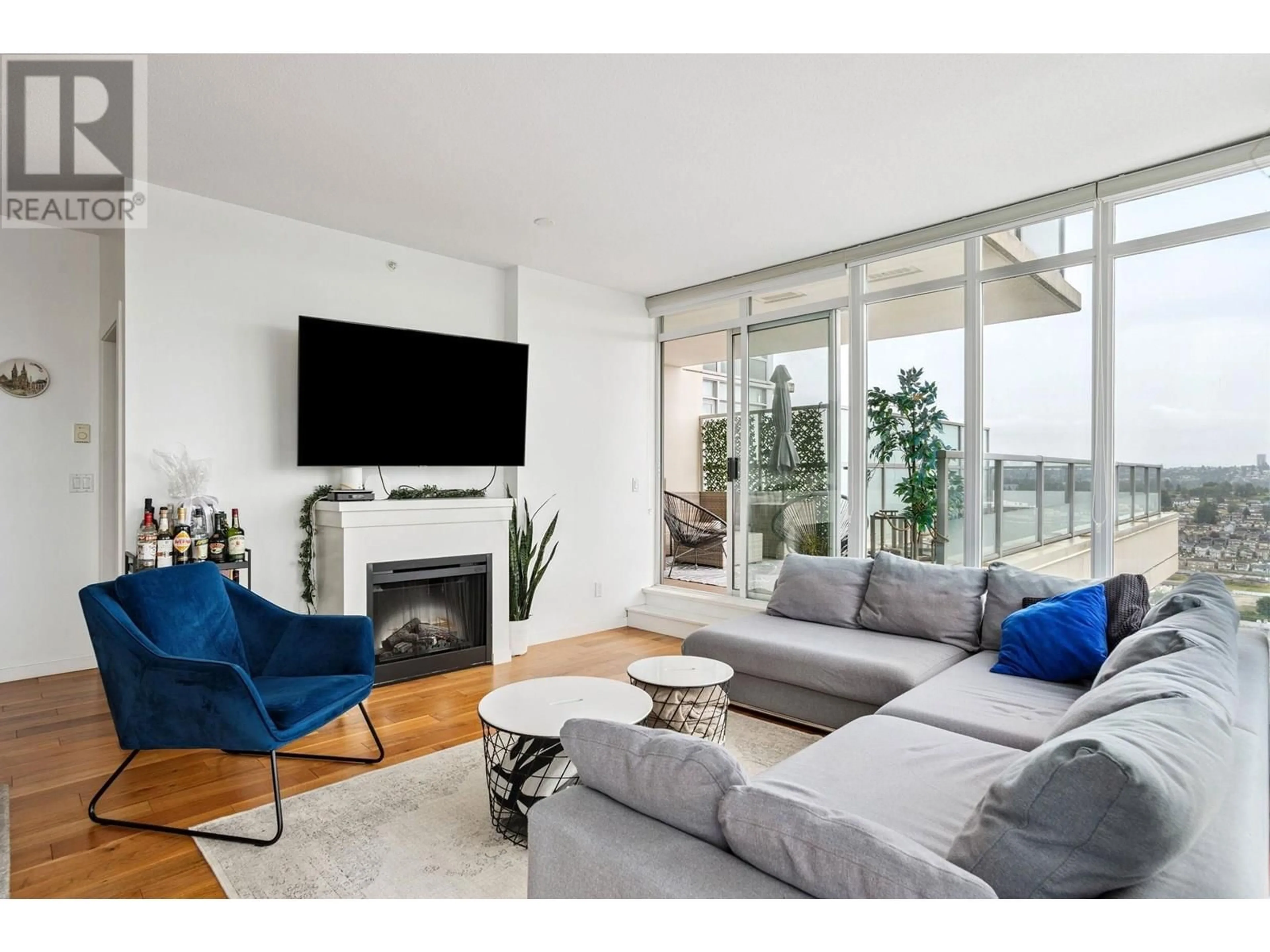 Living room with furniture, unknown for 3101 - 2133 DOUGLAS ROAD, Burnaby British Columbia V5C0E9