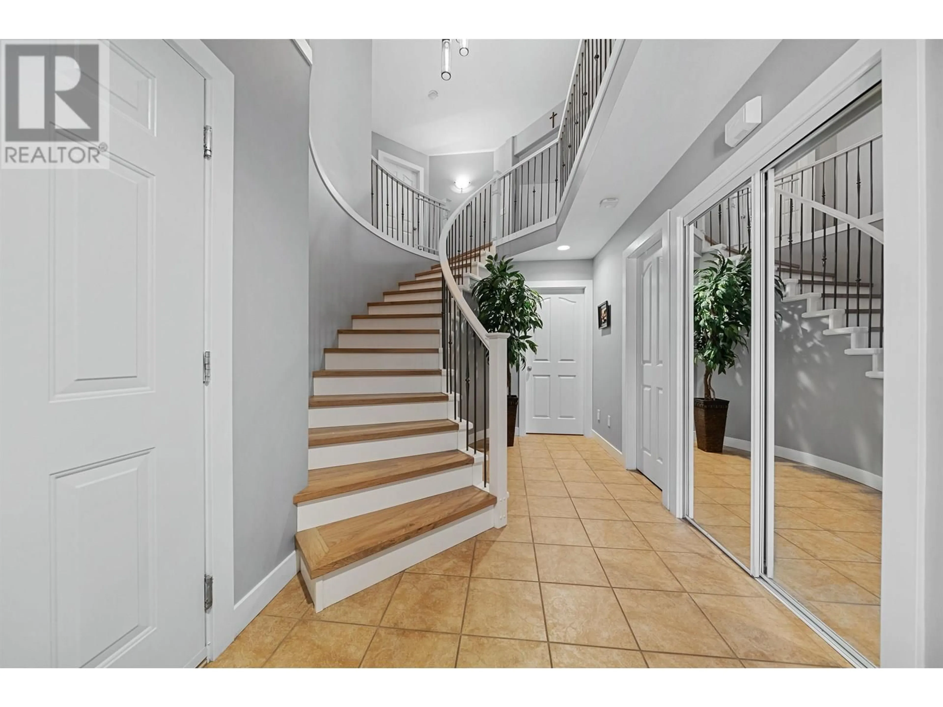 Indoor foyer for 11483 CREEKSIDE STREET, Maple Ridge British Columbia V2W2C1