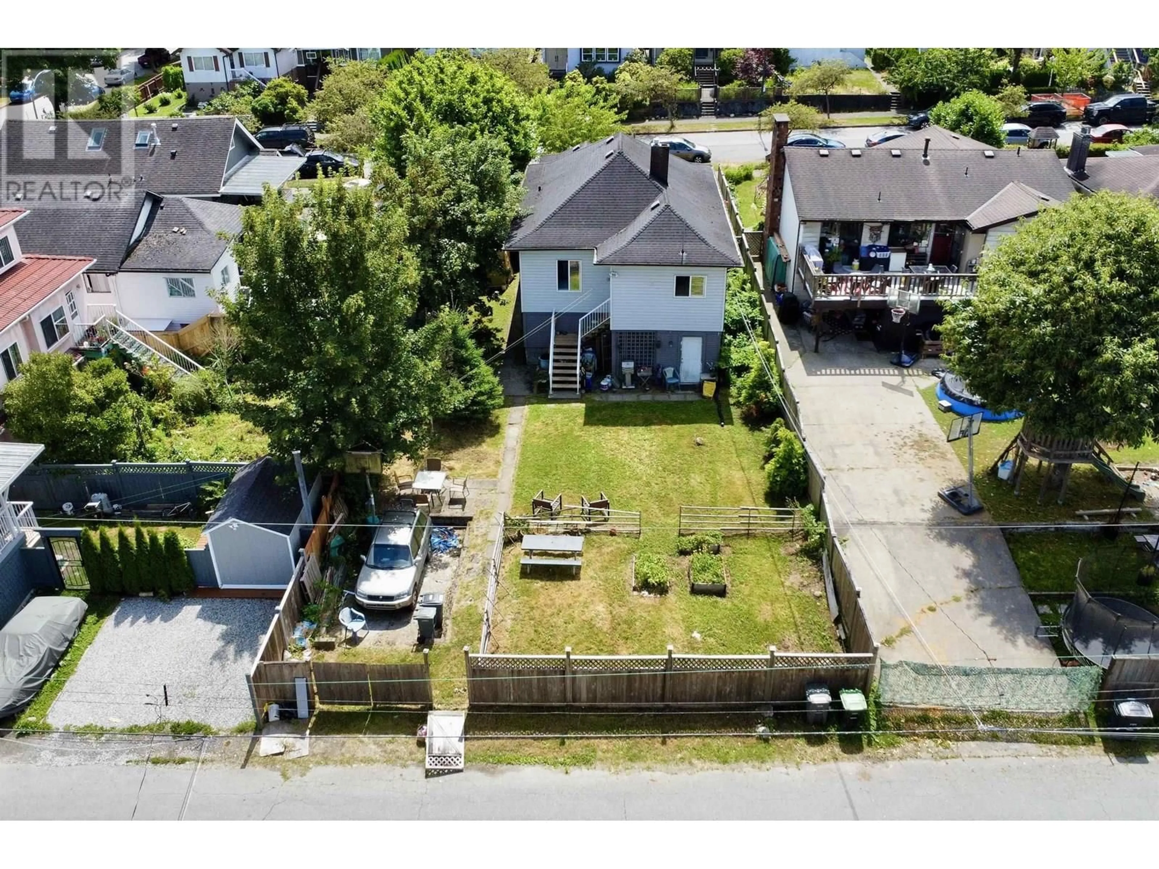 A pic from outside/outdoor area/front of a property/back of a property/a pic from drone, street for 2781 OXFORD STREET, Vancouver British Columbia V5K1N5