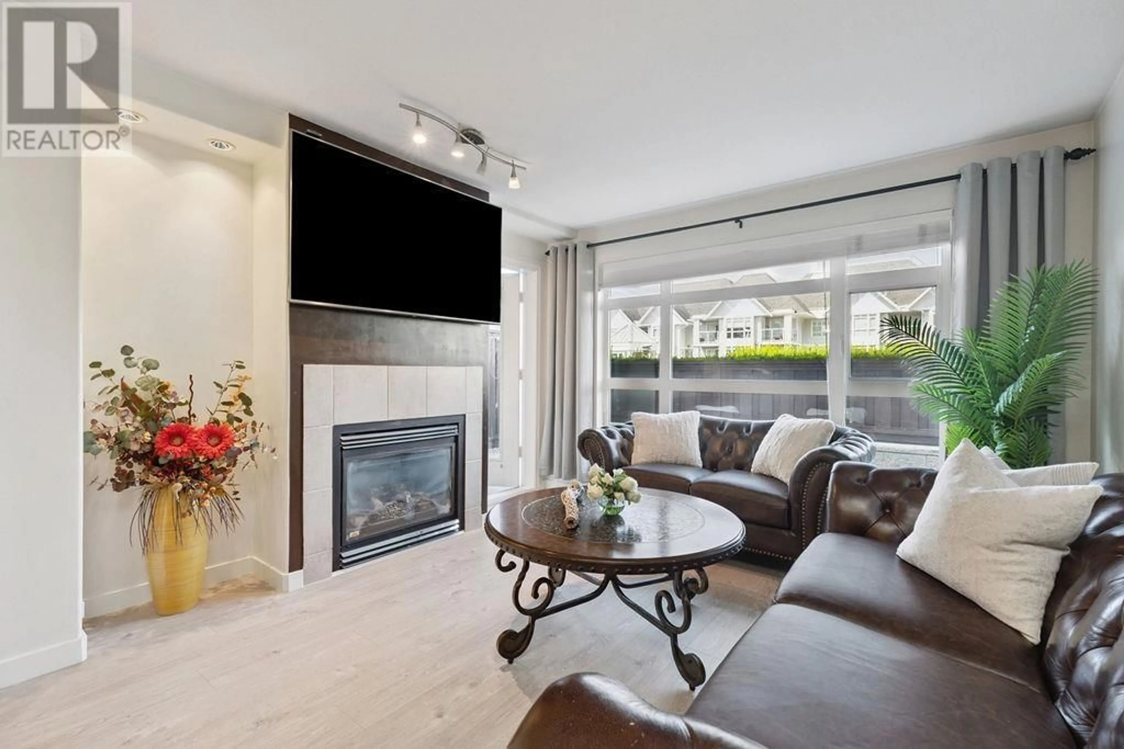 Living room with furniture, unknown for 109 - 3122 ST JOHNS STREET, Port Moody British Columbia V3H5C8