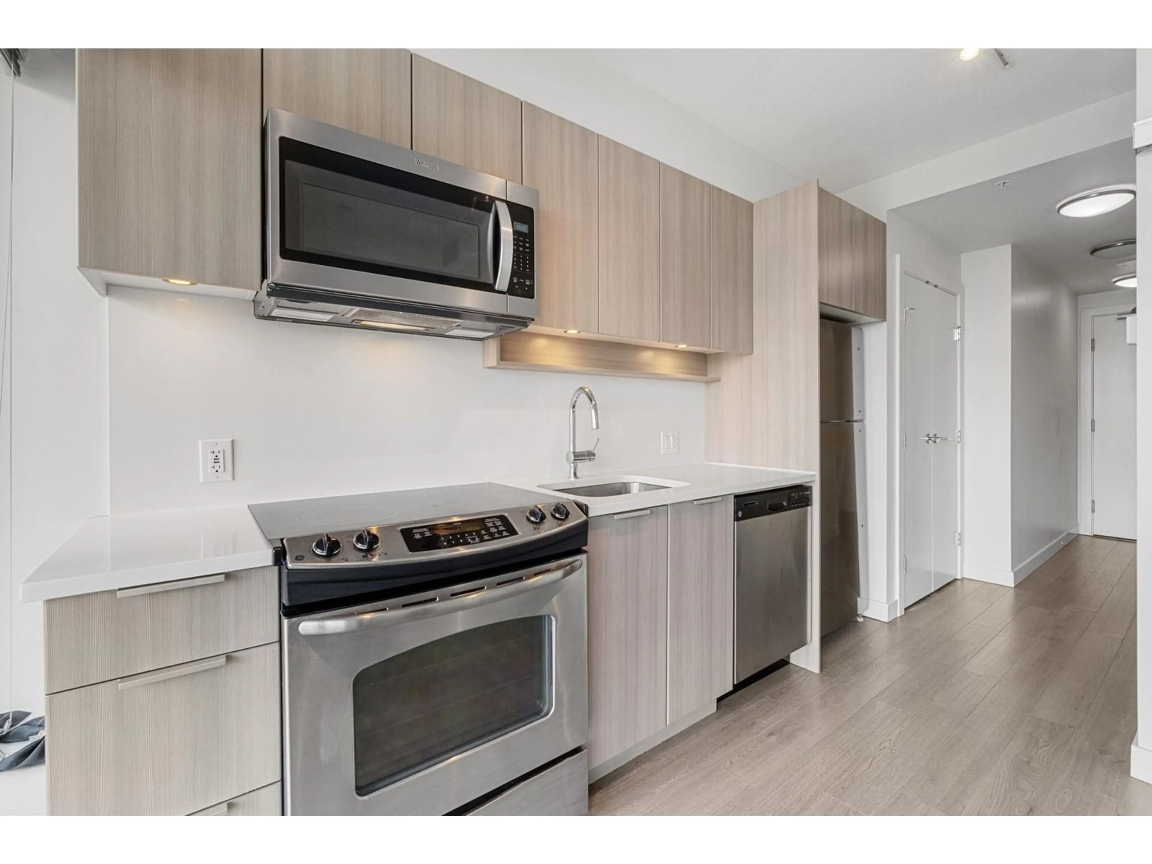 Standard kitchen, unknown for 1010 - 13308 CENTRAL, Surrey British Columbia V3T0M4