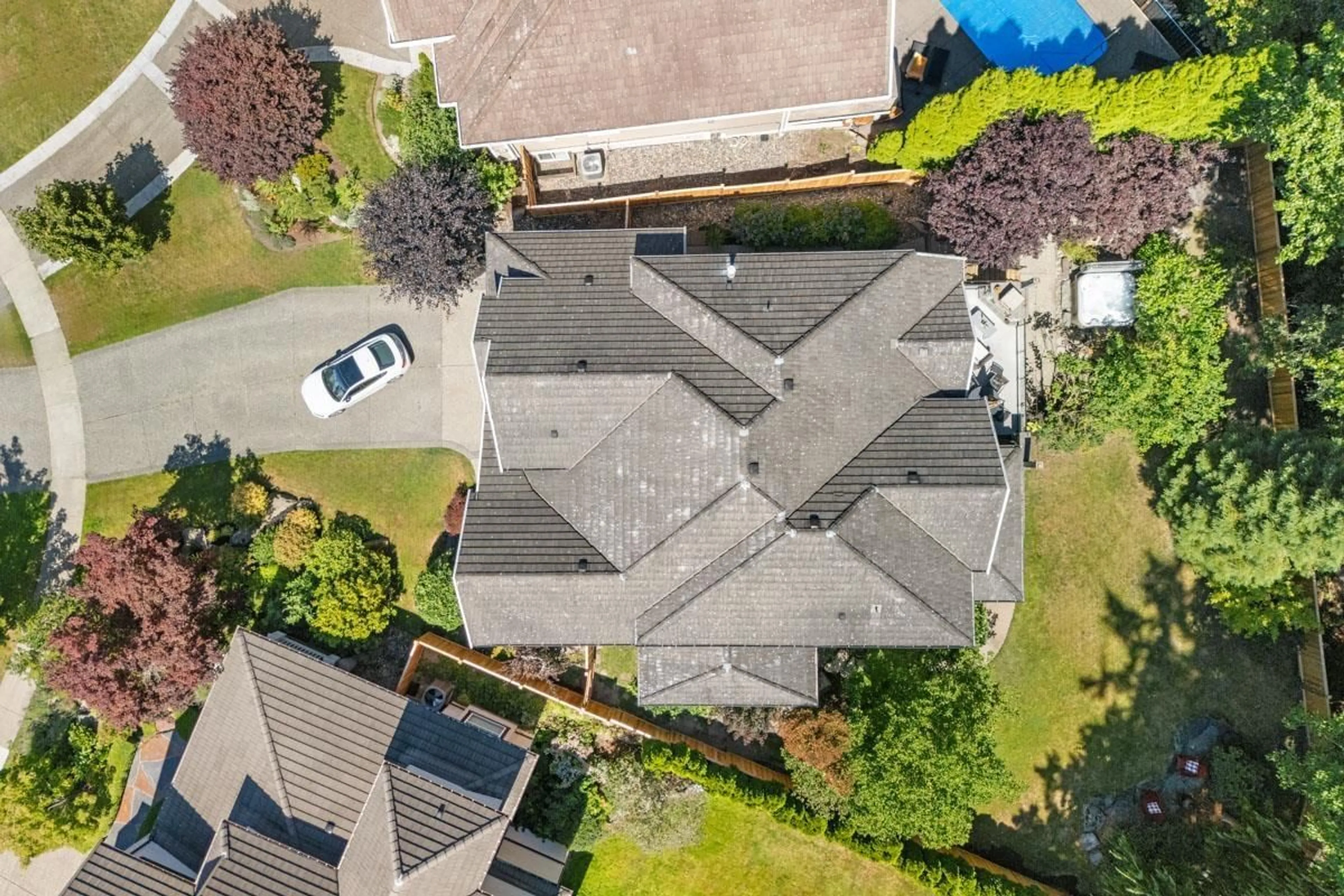 A pic from outside/outdoor area/front of a property/back of a property/a pic from drone, street for 3370 141, Surrey British Columbia V4P3L7