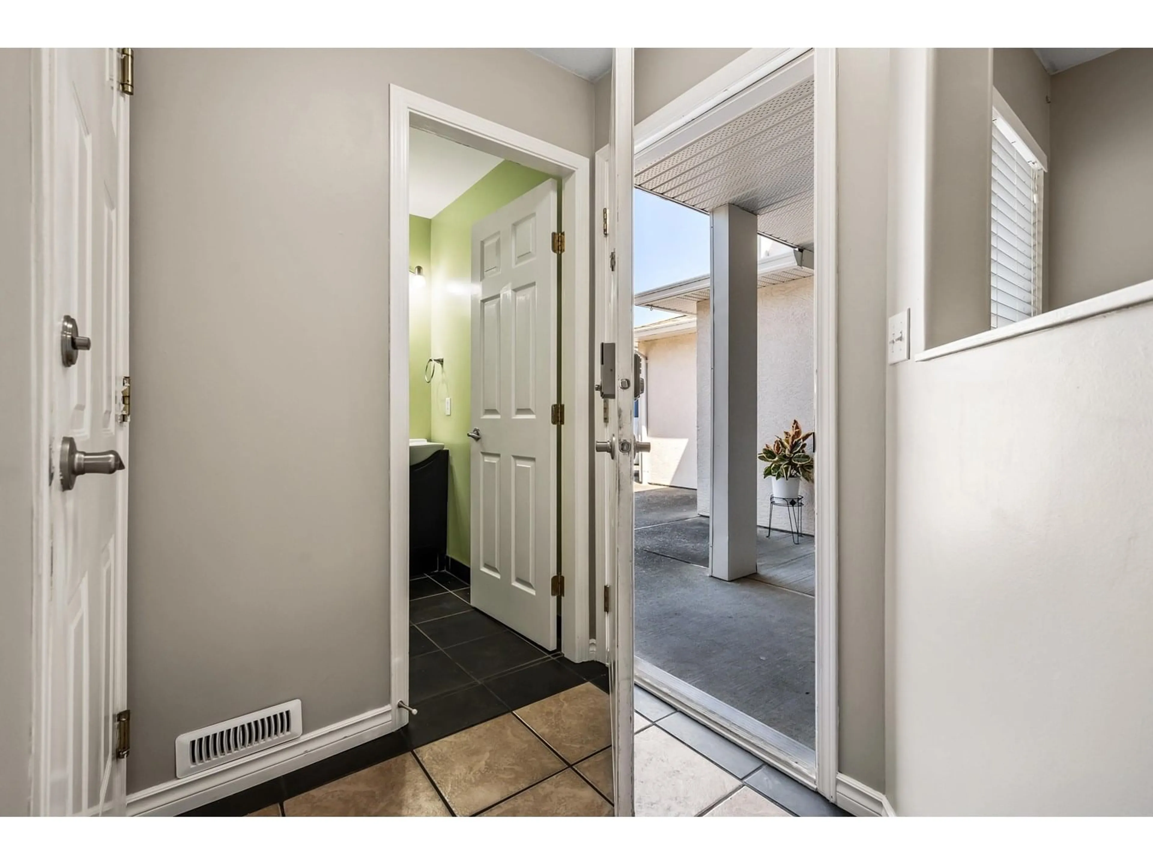 Indoor entryway for 18 - 5536 VEDDER ROAD, Chilliwack British Columbia V2R3X5