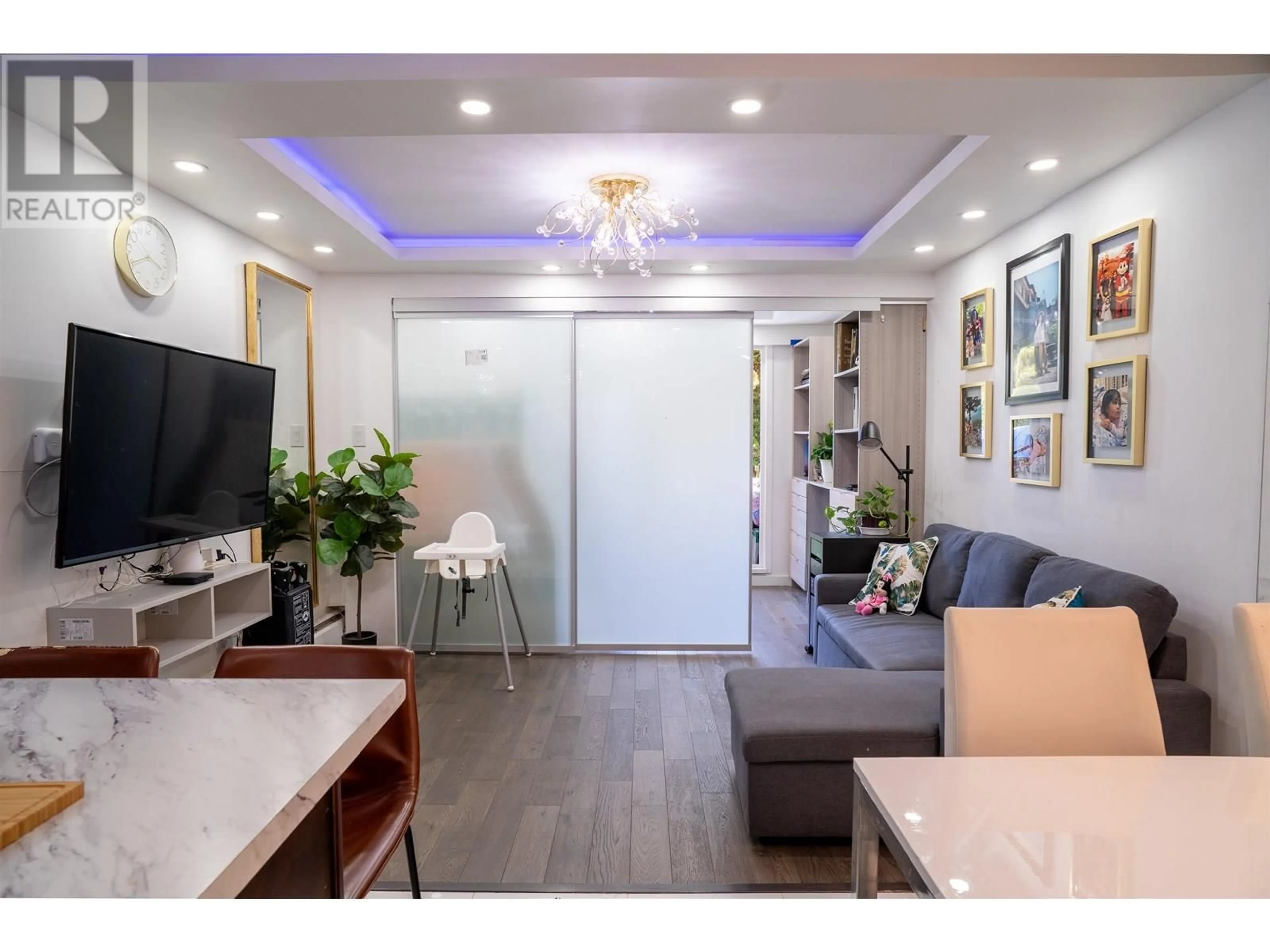 Living room with furniture, wood/laminate floor for 105 - 331 KNOX STREET, New Westminster British Columbia V3L3N4