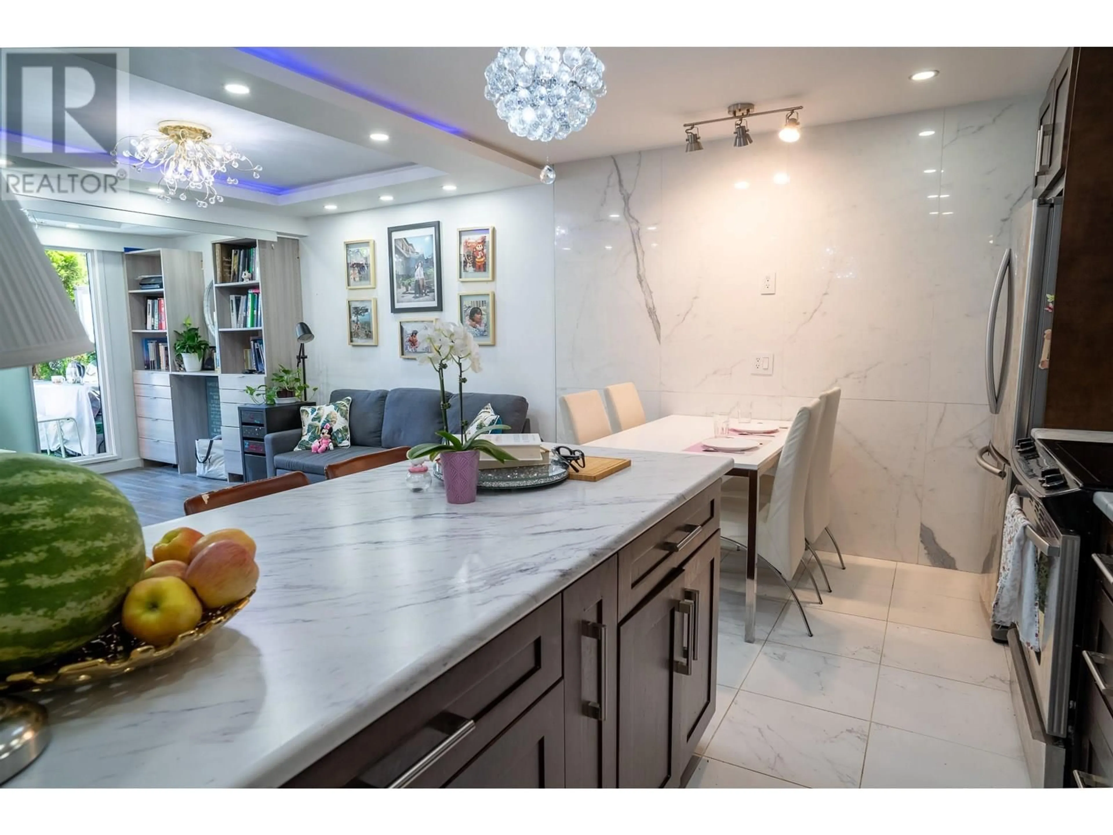Open concept kitchen, ceramic/tile floor for 105 - 331 KNOX STREET, New Westminster British Columbia V3L3N4