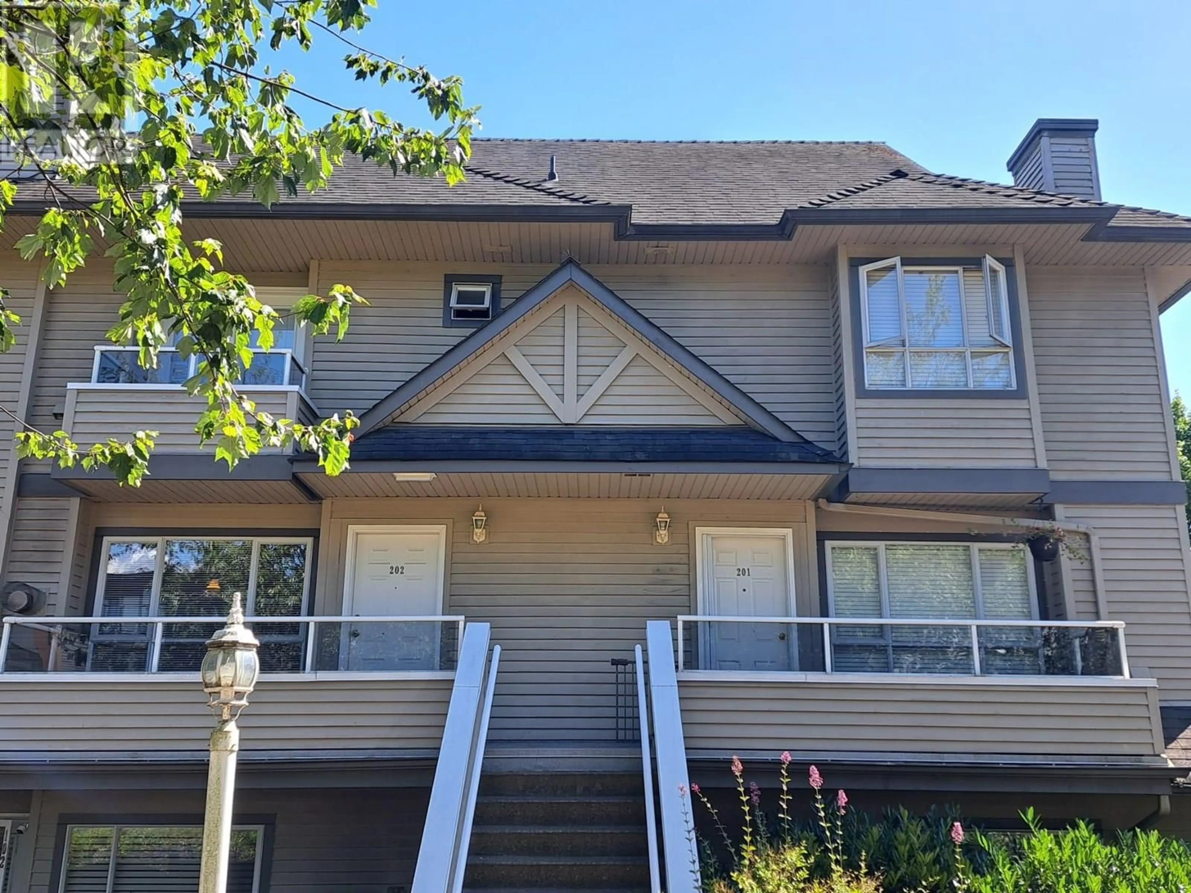 Home with vinyl exterior material, unknown for 202 - 3938 ALBERT STREET, Burnaby British Columbia V5C2E1