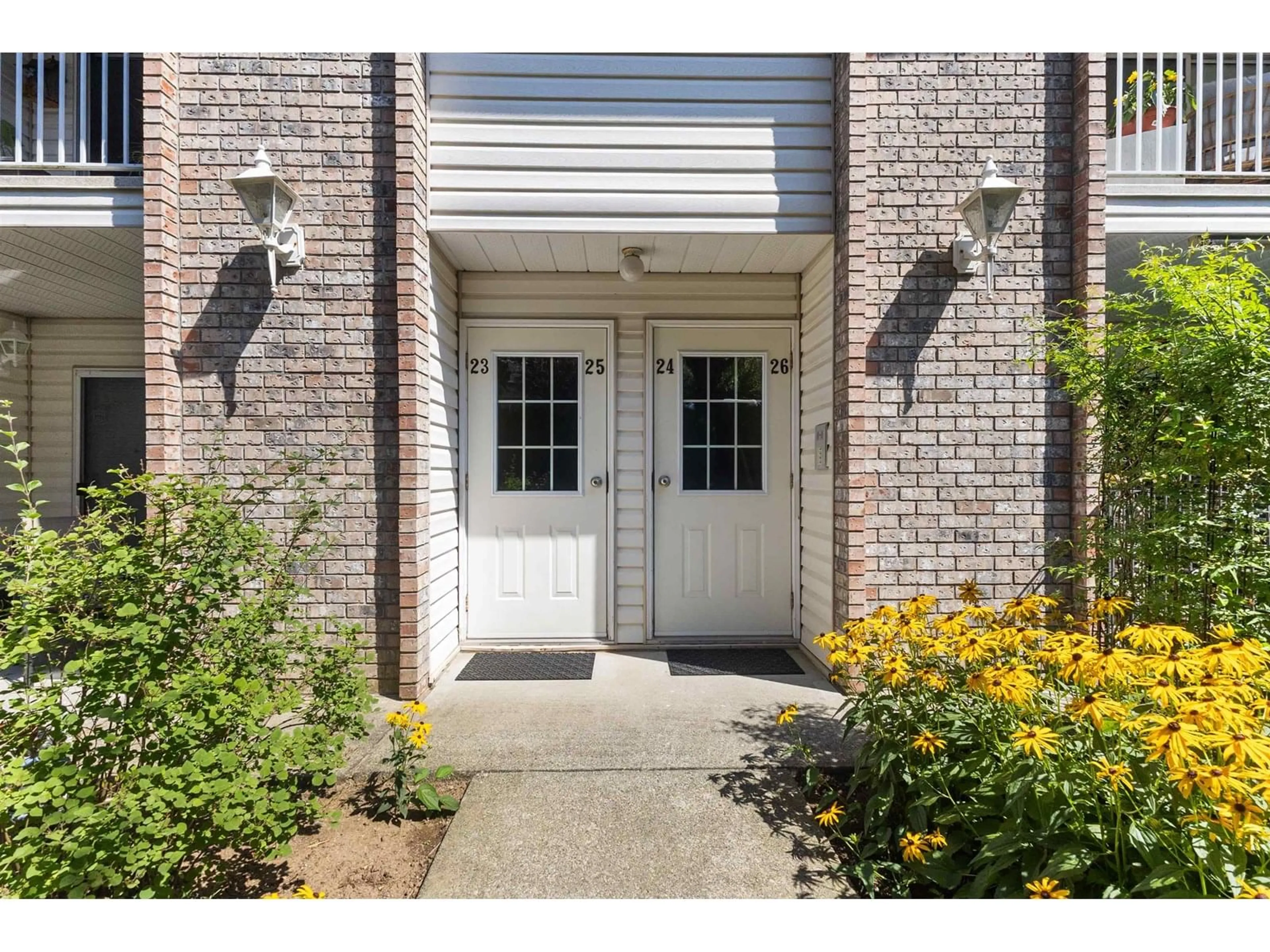 Indoor entryway for 24 - 2938 TRAFALGAR, Abbotsford British Columbia V2S7X5
