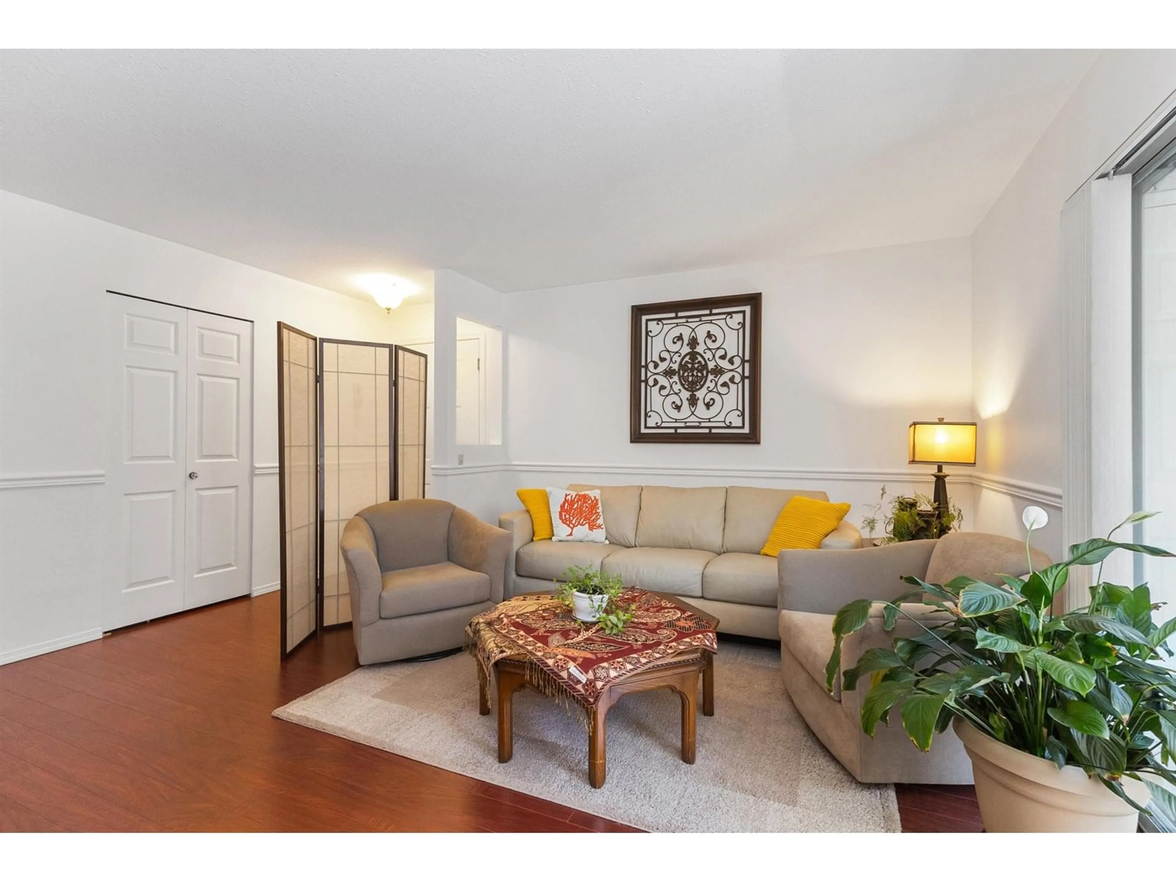 Living room with furniture, wood/laminate floor for 24 - 2938 TRAFALGAR, Abbotsford British Columbia V2S7X5