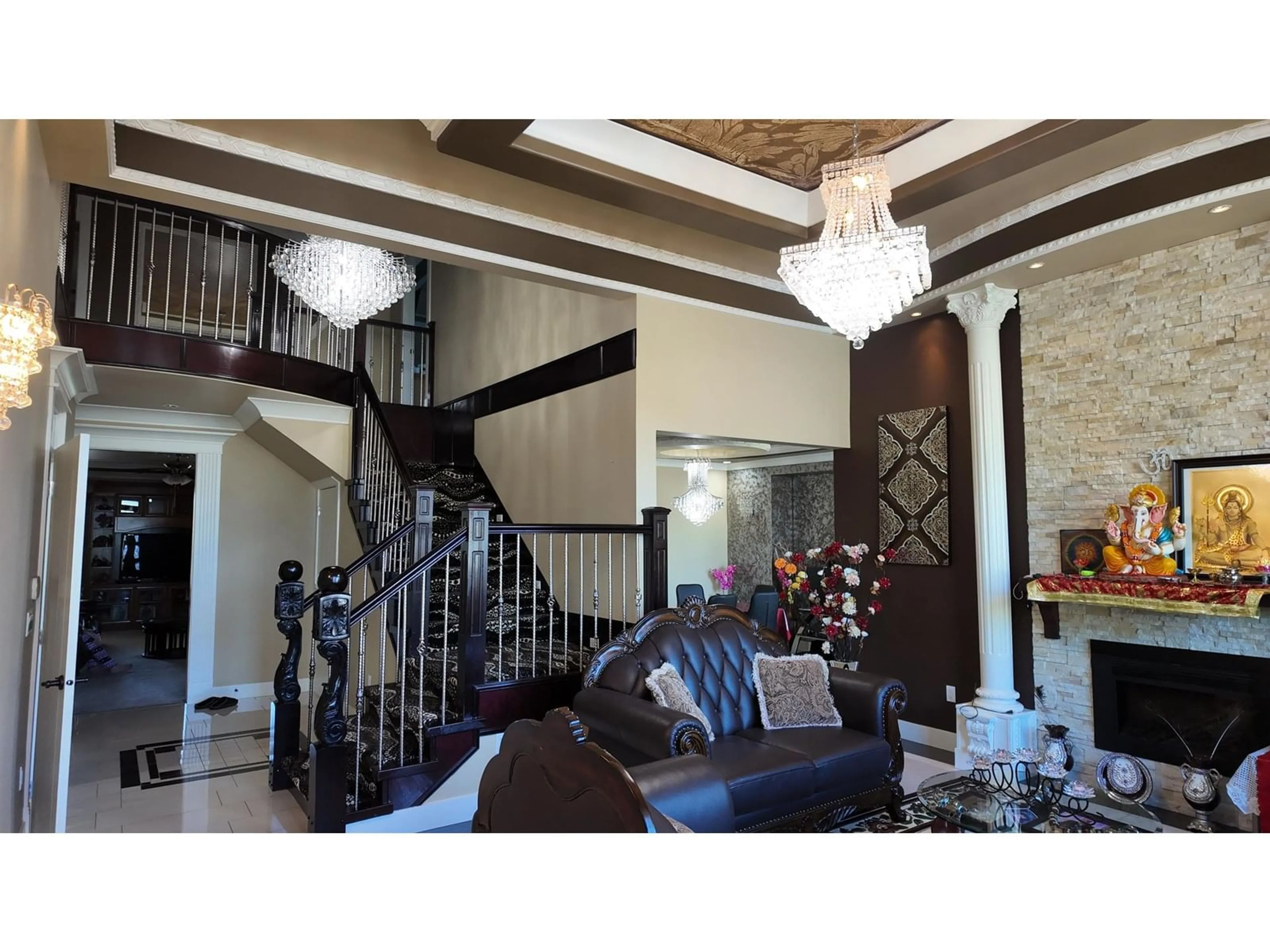 Indoor foyer for 6636 148A, Surrey British Columbia V3S2W4