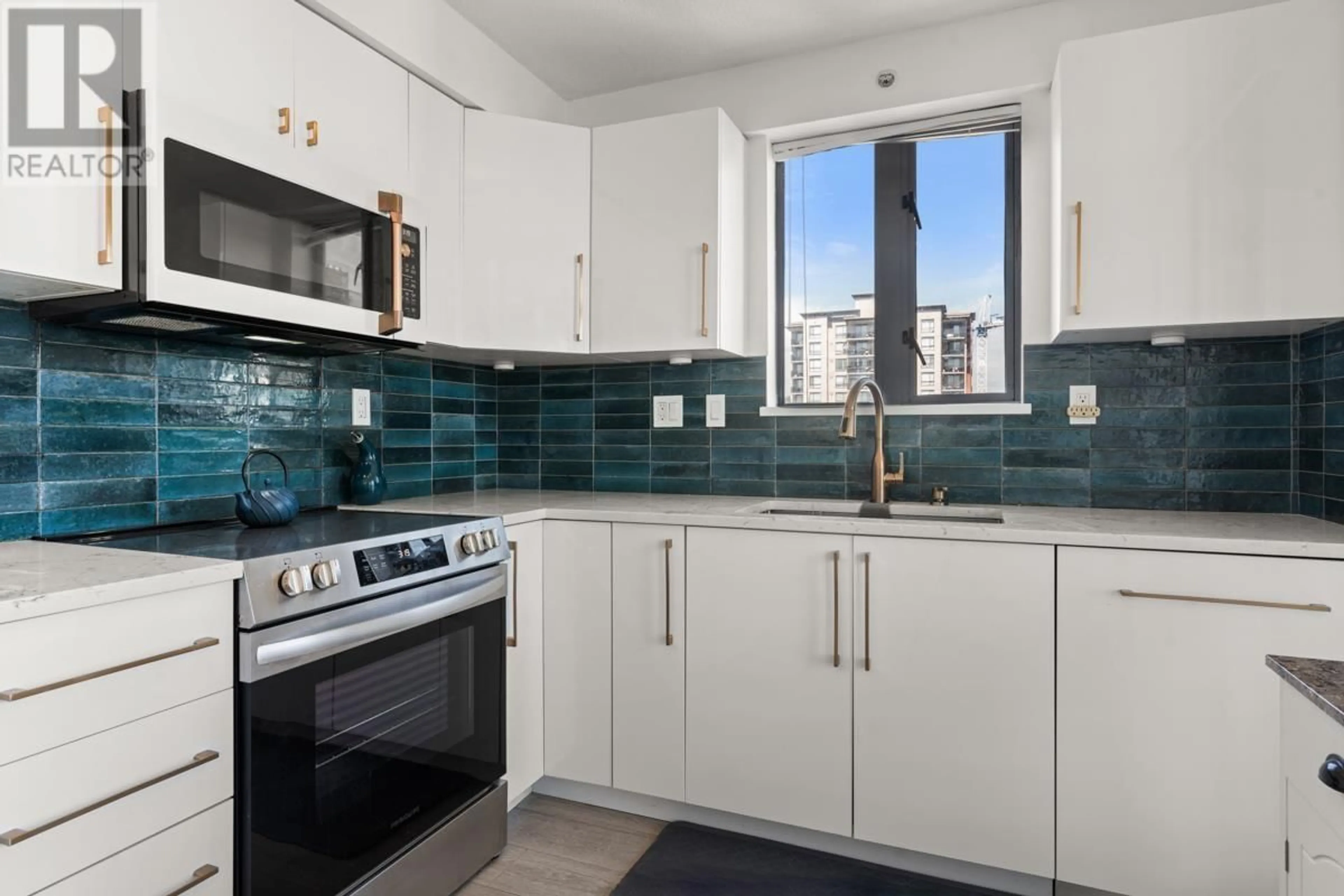 Standard kitchen, ceramic/tile floor for 1801 - 850 ROYAL AVENUE, New Westminster British Columbia V3M1A5