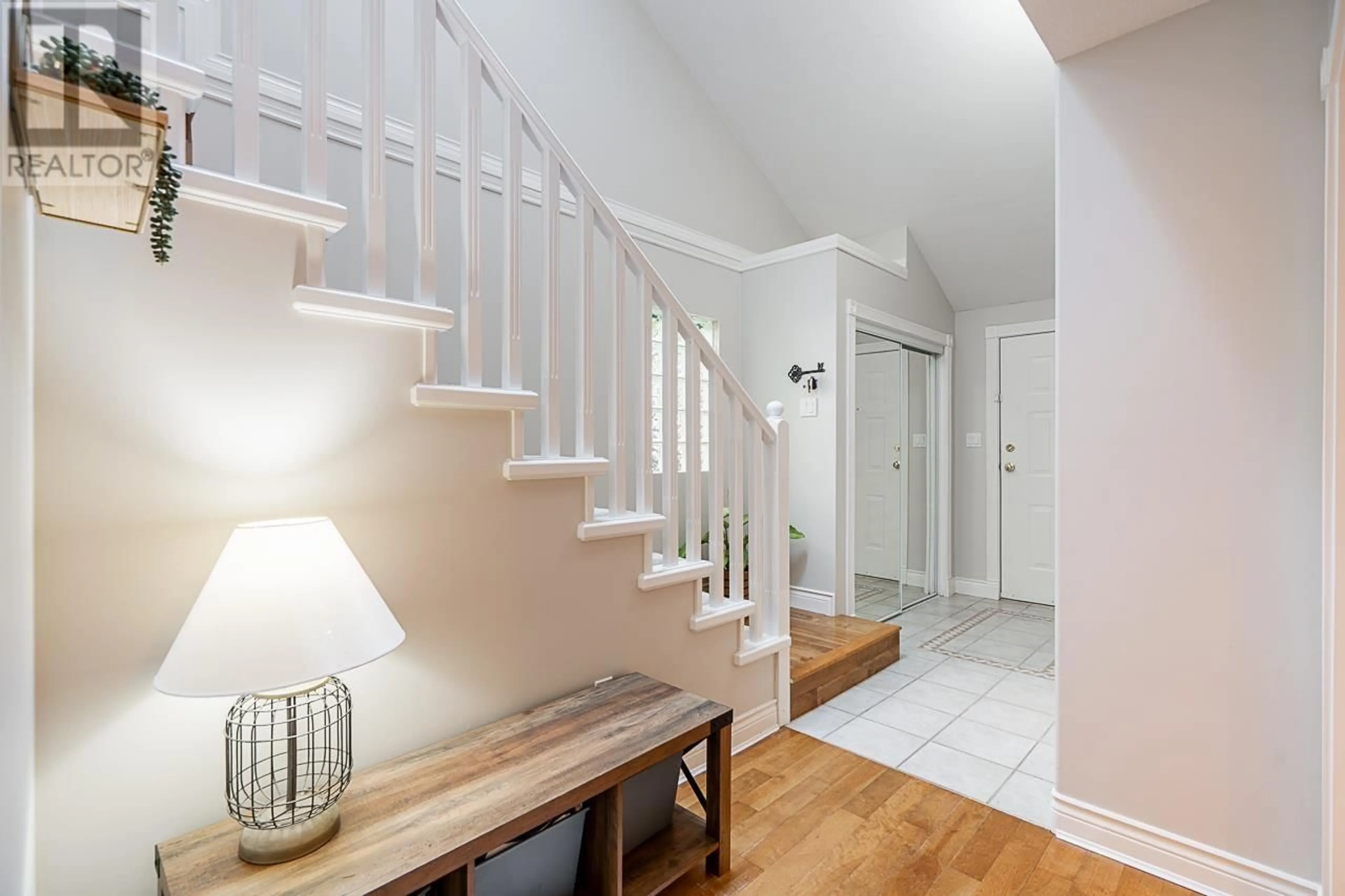 Indoor entryway for 1158 STRATHAVEN DRIVE, North Vancouver British Columbia V7H2Z6