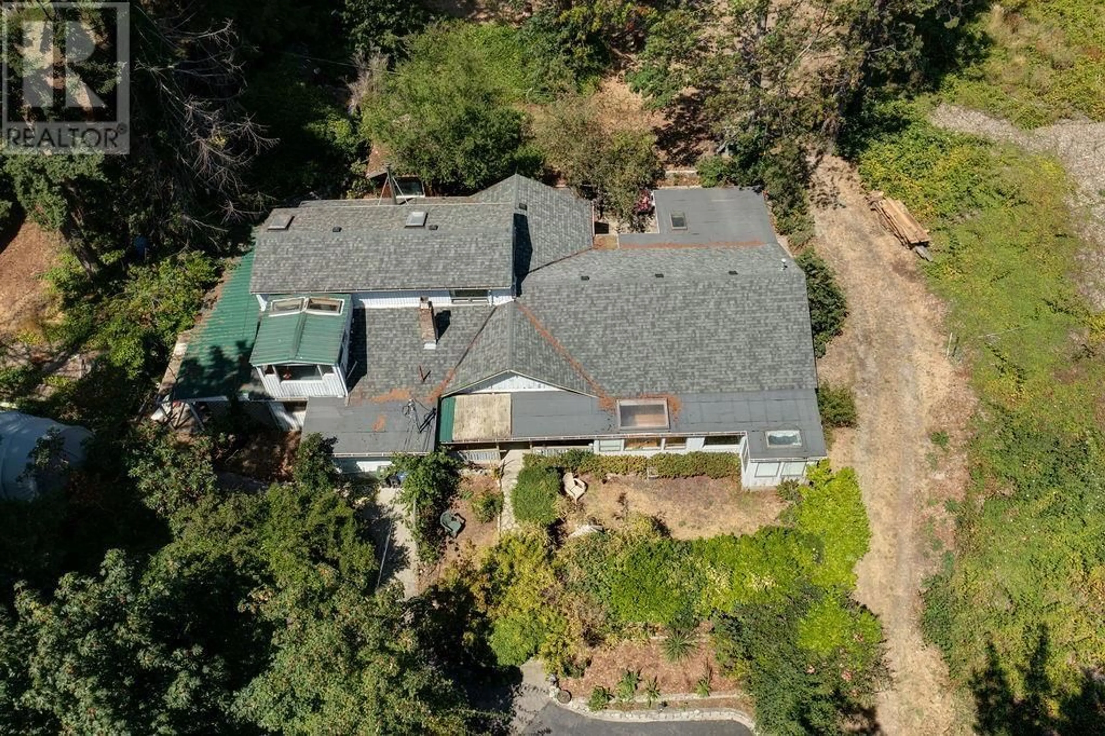 A pic from outside/outdoor area/front of a property/back of a property/a pic from drone, street for 6180 SUNSHINE COAST HIGHWAY, Sechelt British Columbia V7Z0M1
