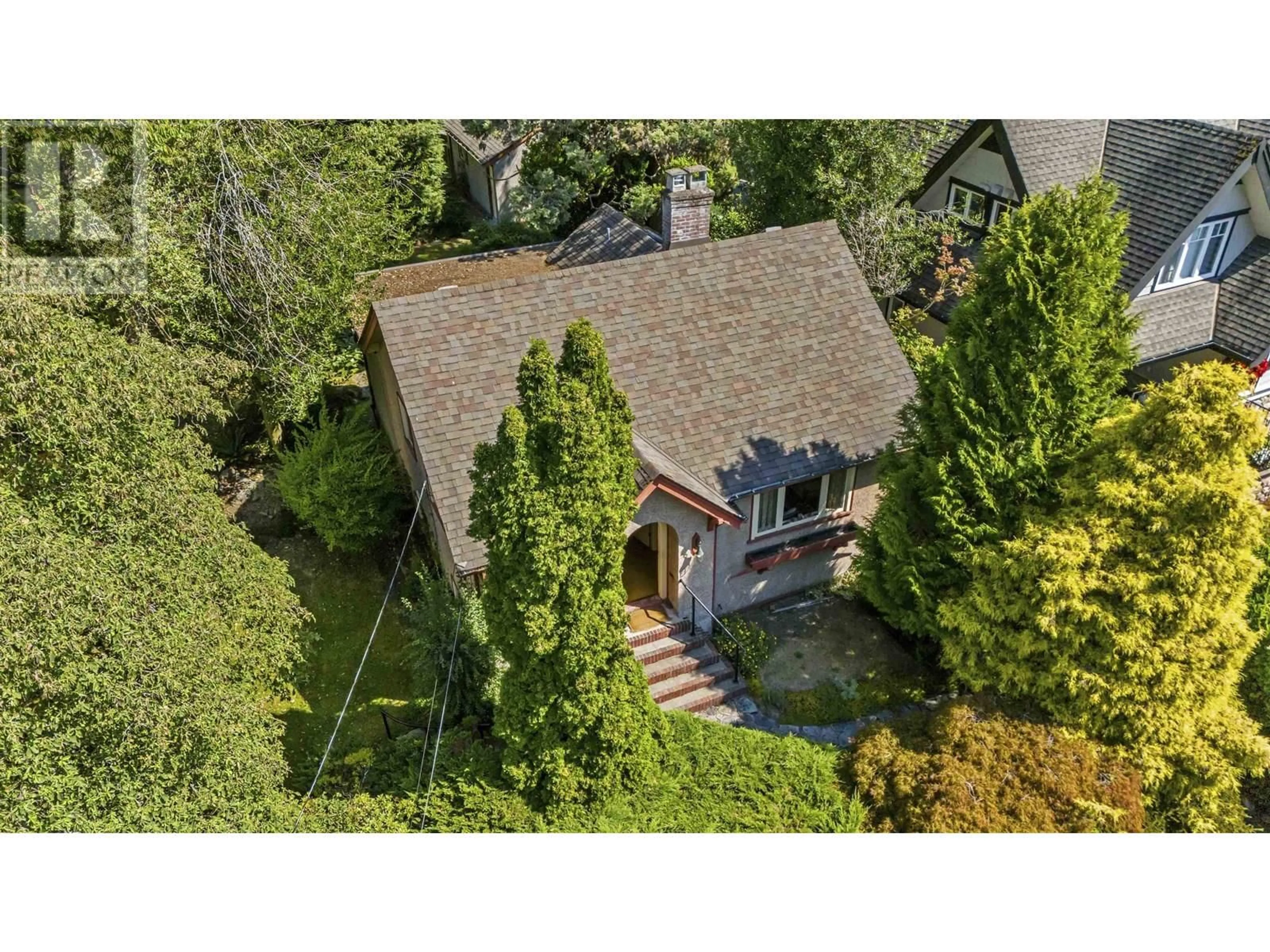 A pic from outside/outdoor area/front of a property/back of a property/a pic from drone, street for 1869 DUCHESS AVENUE, West Vancouver British Columbia V7V1R2