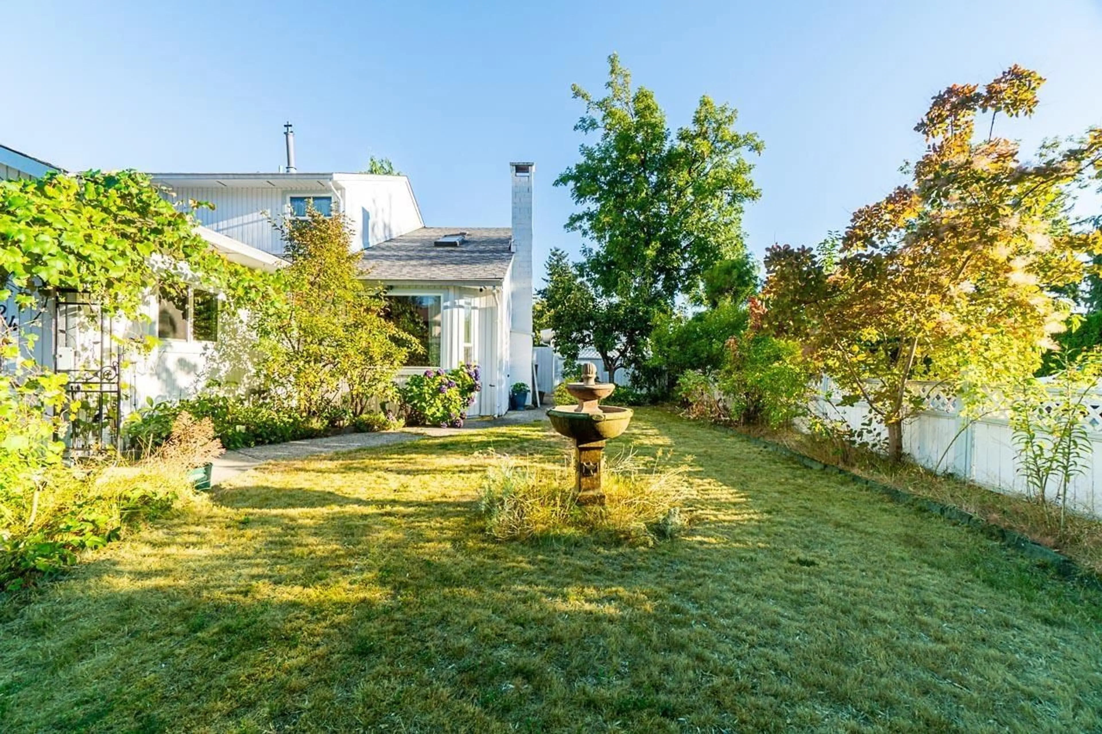 A pic from outside/outdoor area/front of a property/back of a property/a pic from drone, street for 15524 96B, Surrey British Columbia V3R7N7