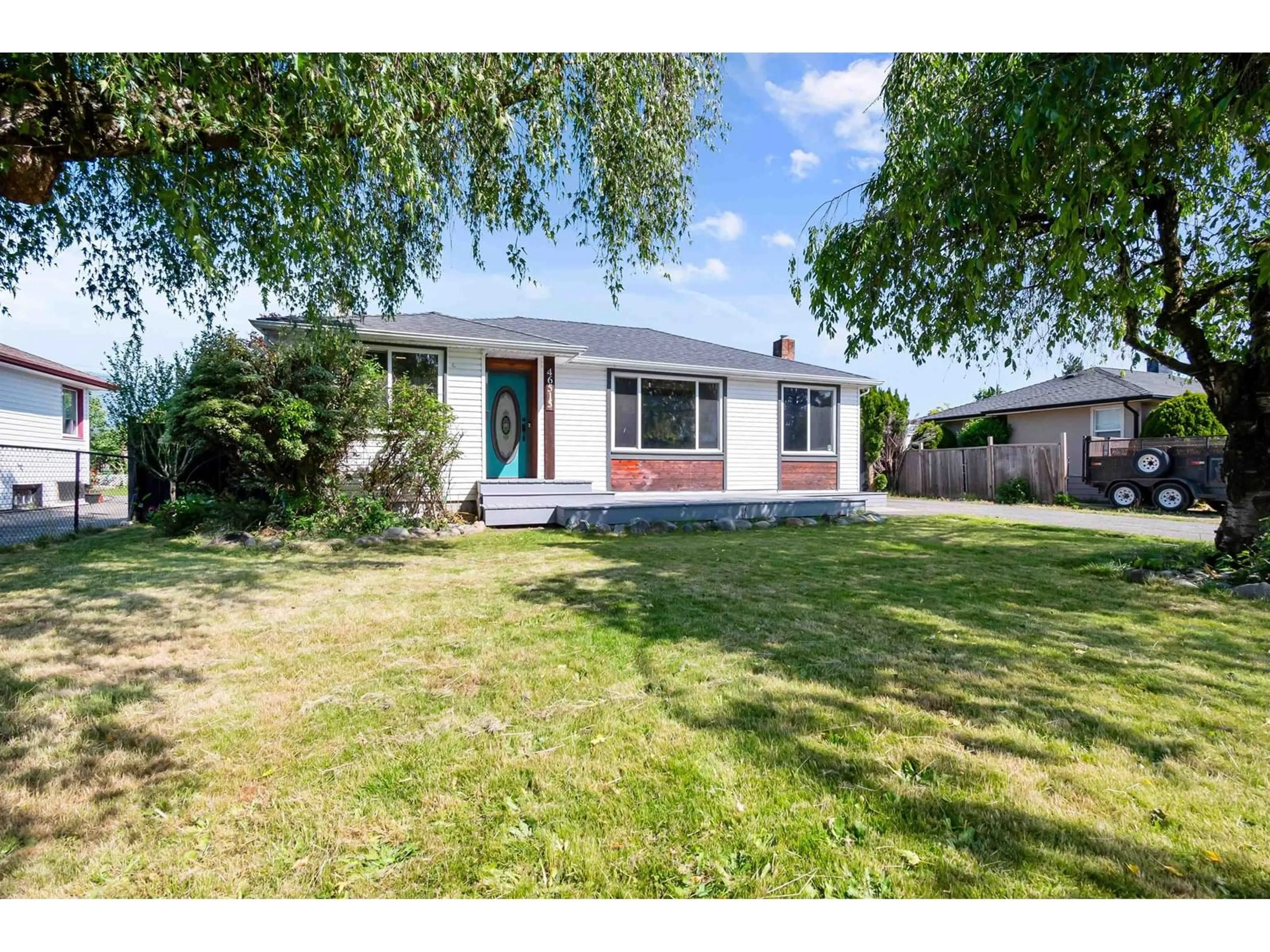 A pic from outside/outdoor area/front of a property/back of a property/a pic from drone, street for 46515 PORTAGE AVENUE, Chilliwack British Columbia V2P3G3