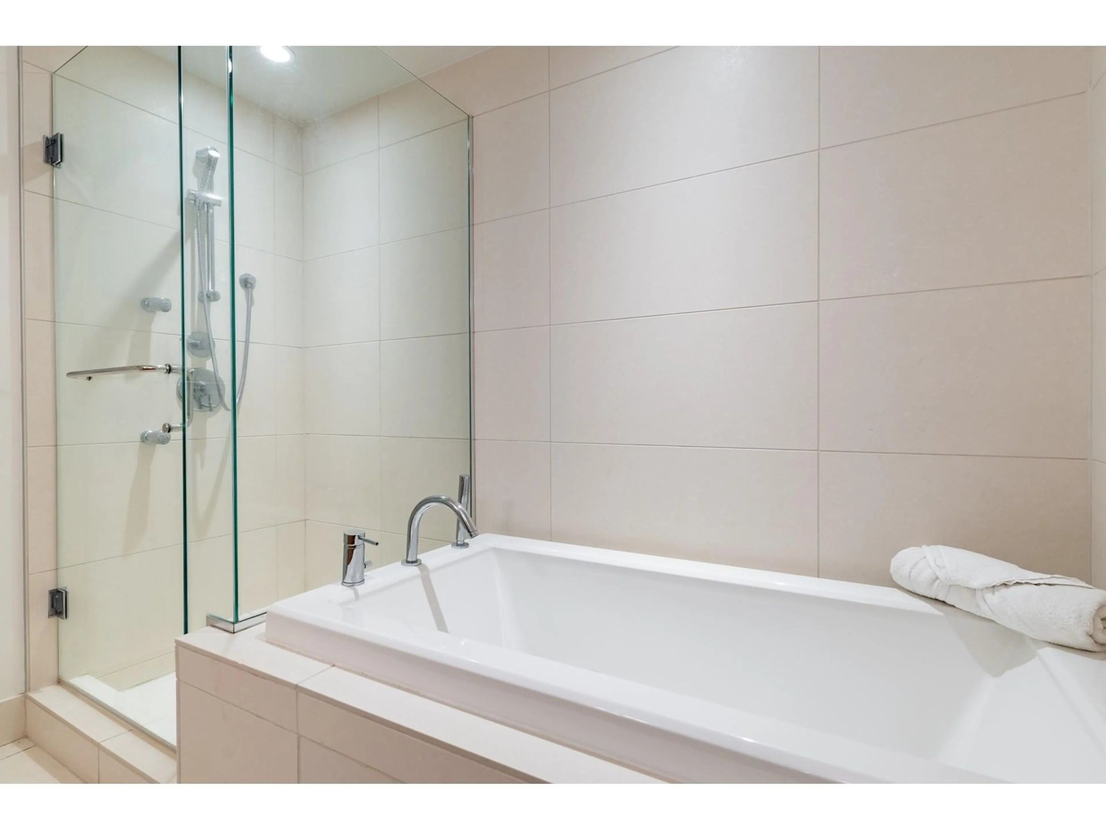 Standard bathroom, ceramic/tile floor for 301 - 1473 JOHNSTON, White Rock British Columbia V4B0A2
