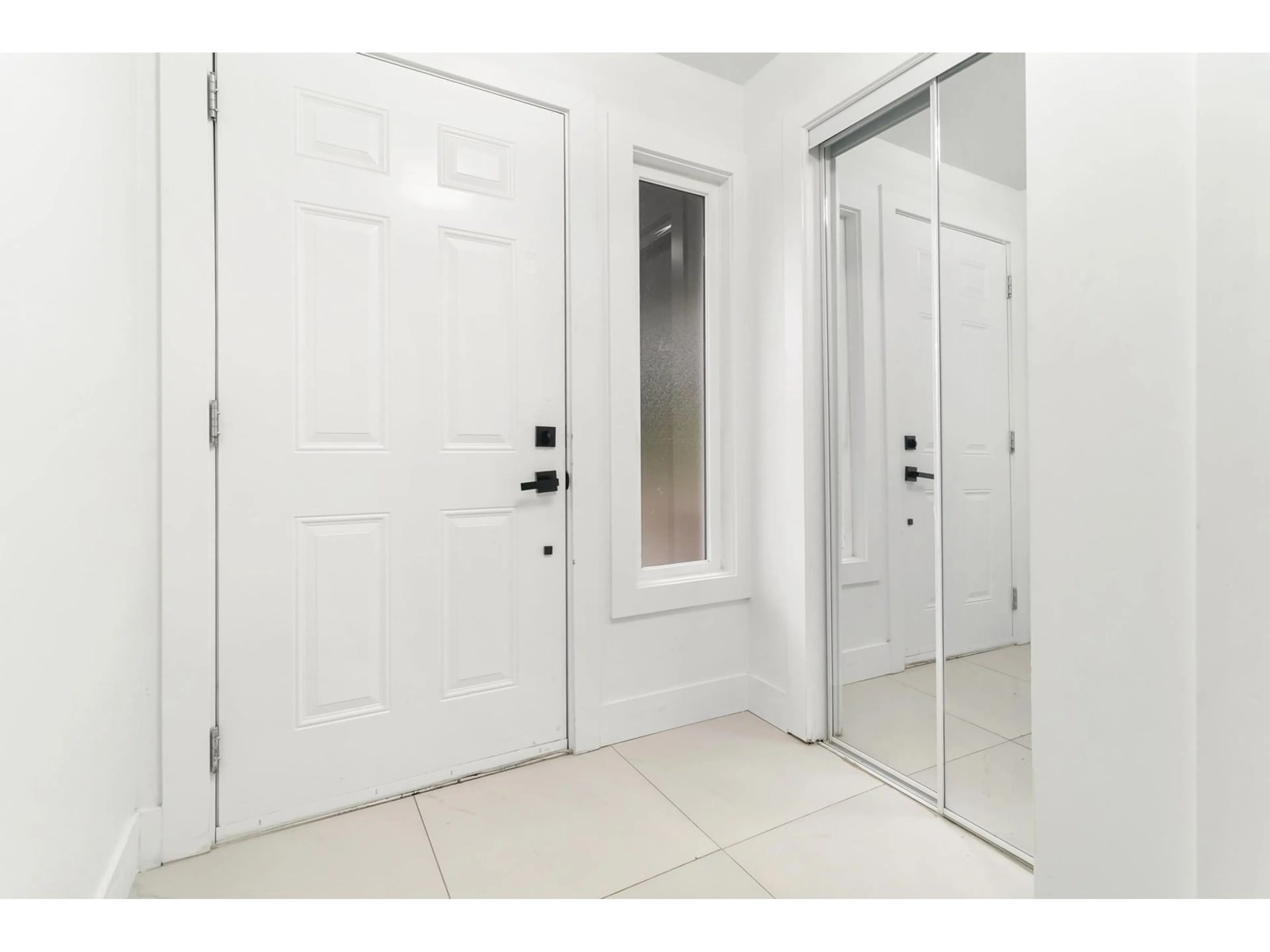 Indoor entryway for 13975 80B, Surrey British Columbia V3W6P7
