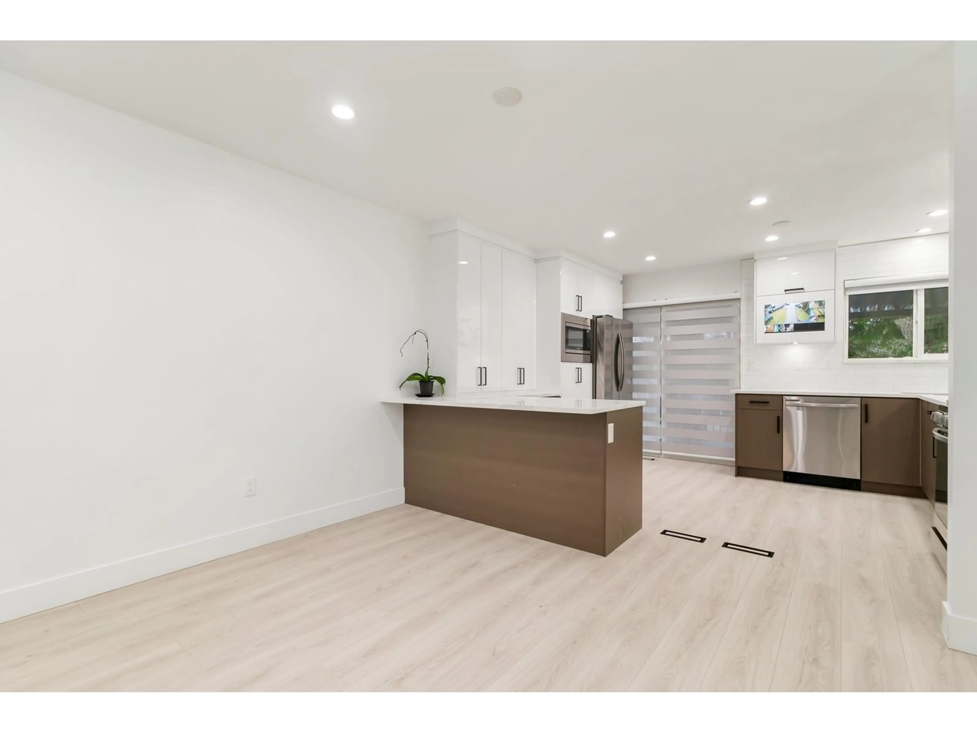 Open concept kitchen, unknown for 13975 80B, Surrey British Columbia V3W6P7