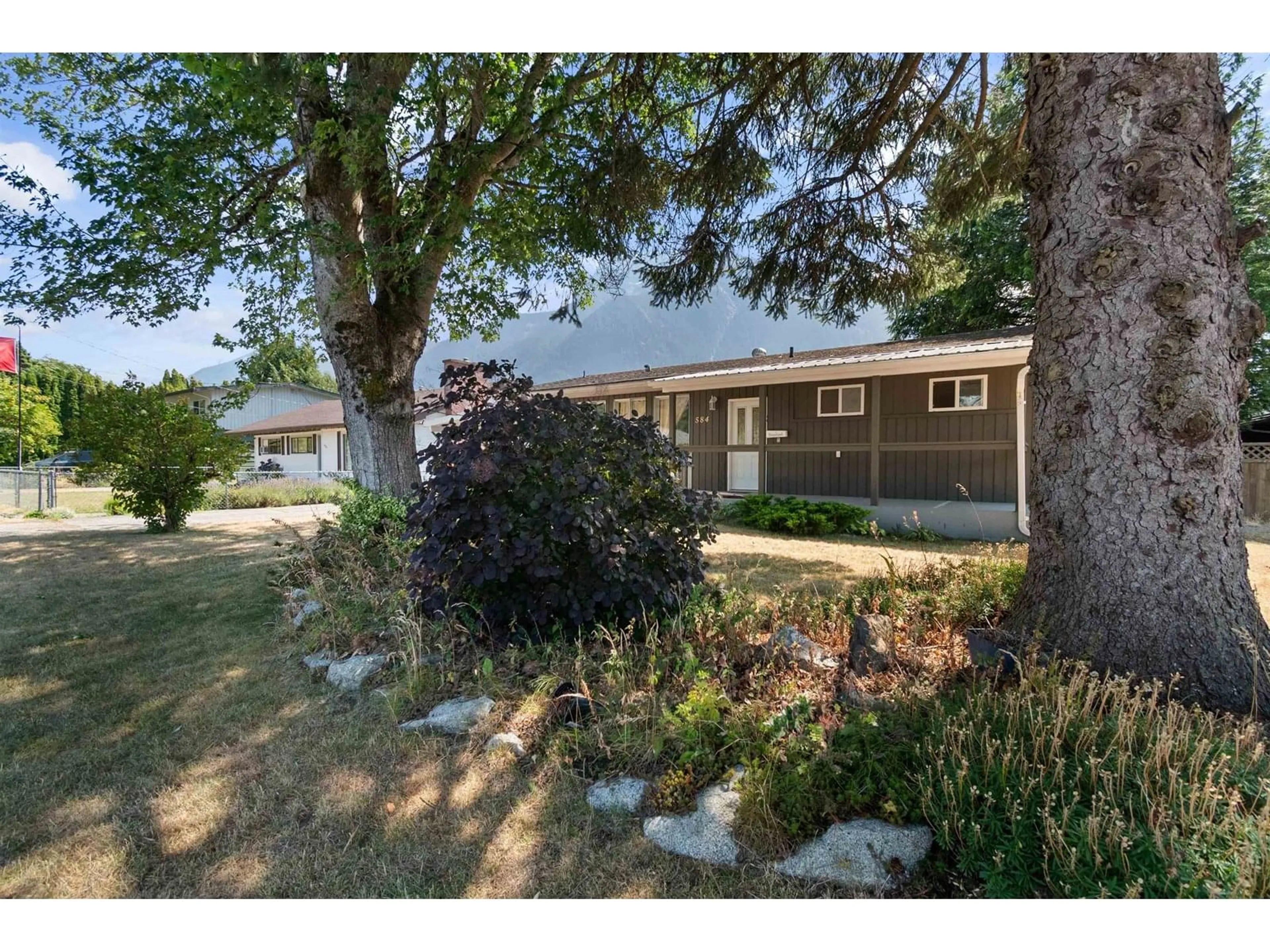 A pic from outside/outdoor area/front of a property/back of a property/a pic from drone, street for 584 THACKER AVENUE, Hope British Columbia V0X1L0