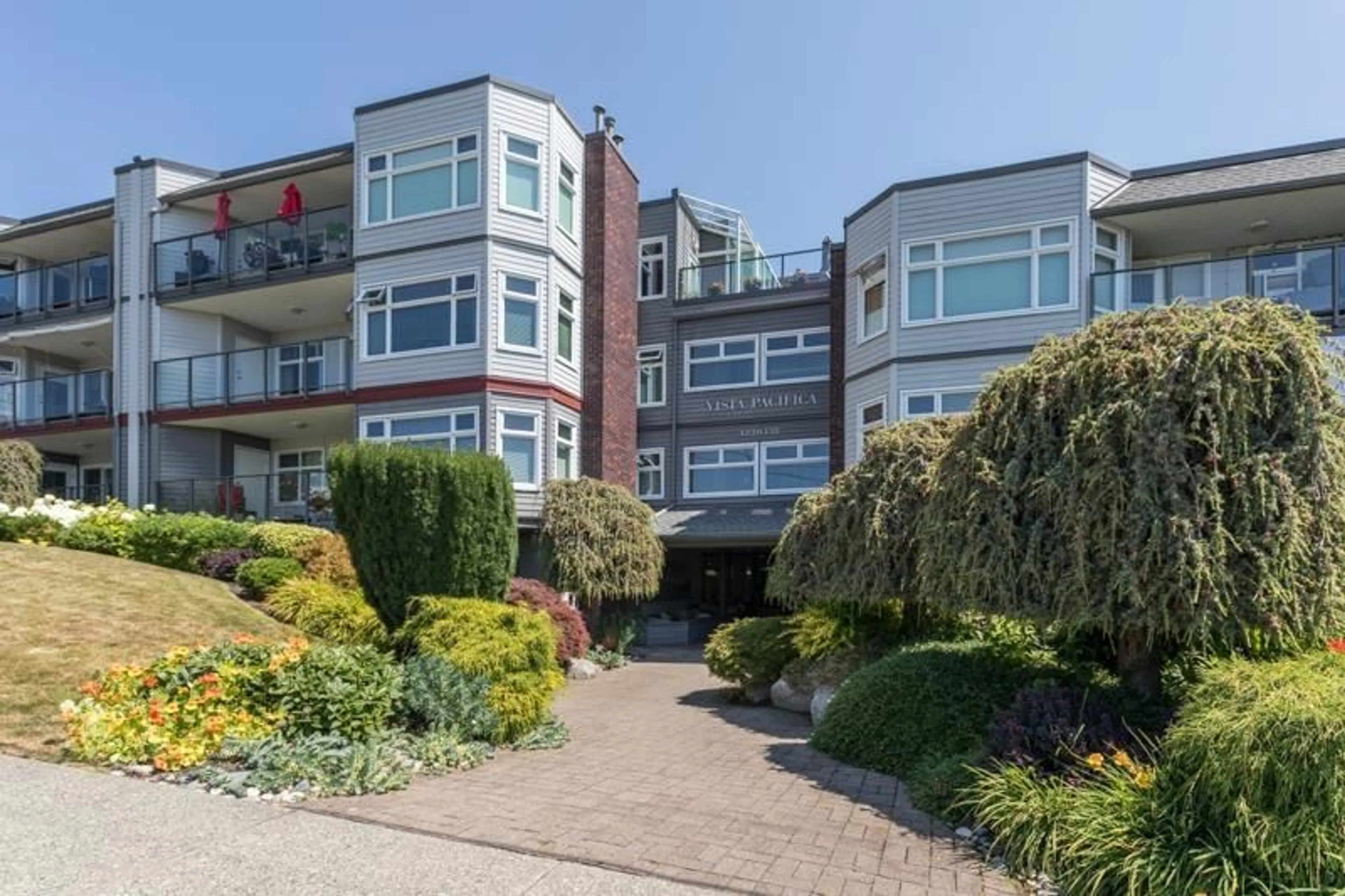 A pic from outside/outdoor area/front of a property/back of a property/a pic from drone, unknown for 305 - 1220 FIR, White Rock British Columbia V4B4B1