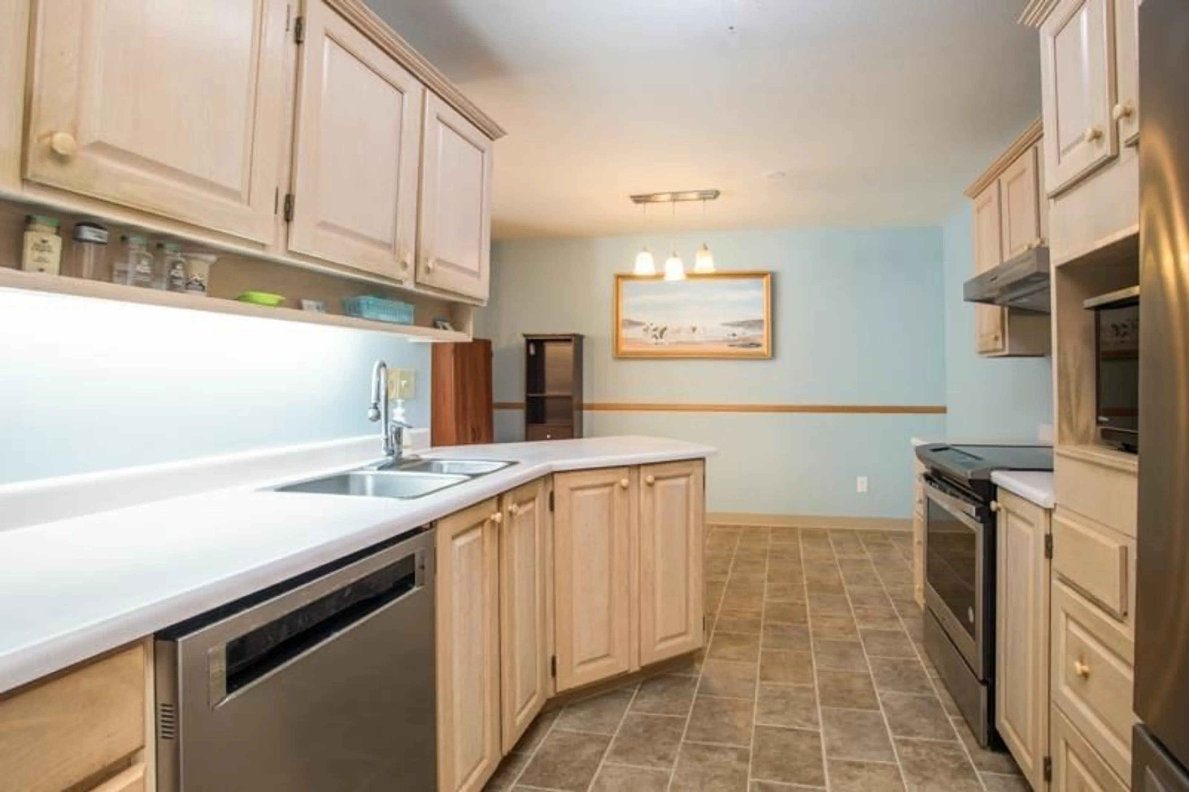 Standard kitchen, ceramic/tile floor for 305 - 1220 FIR, White Rock British Columbia V4B4B1
