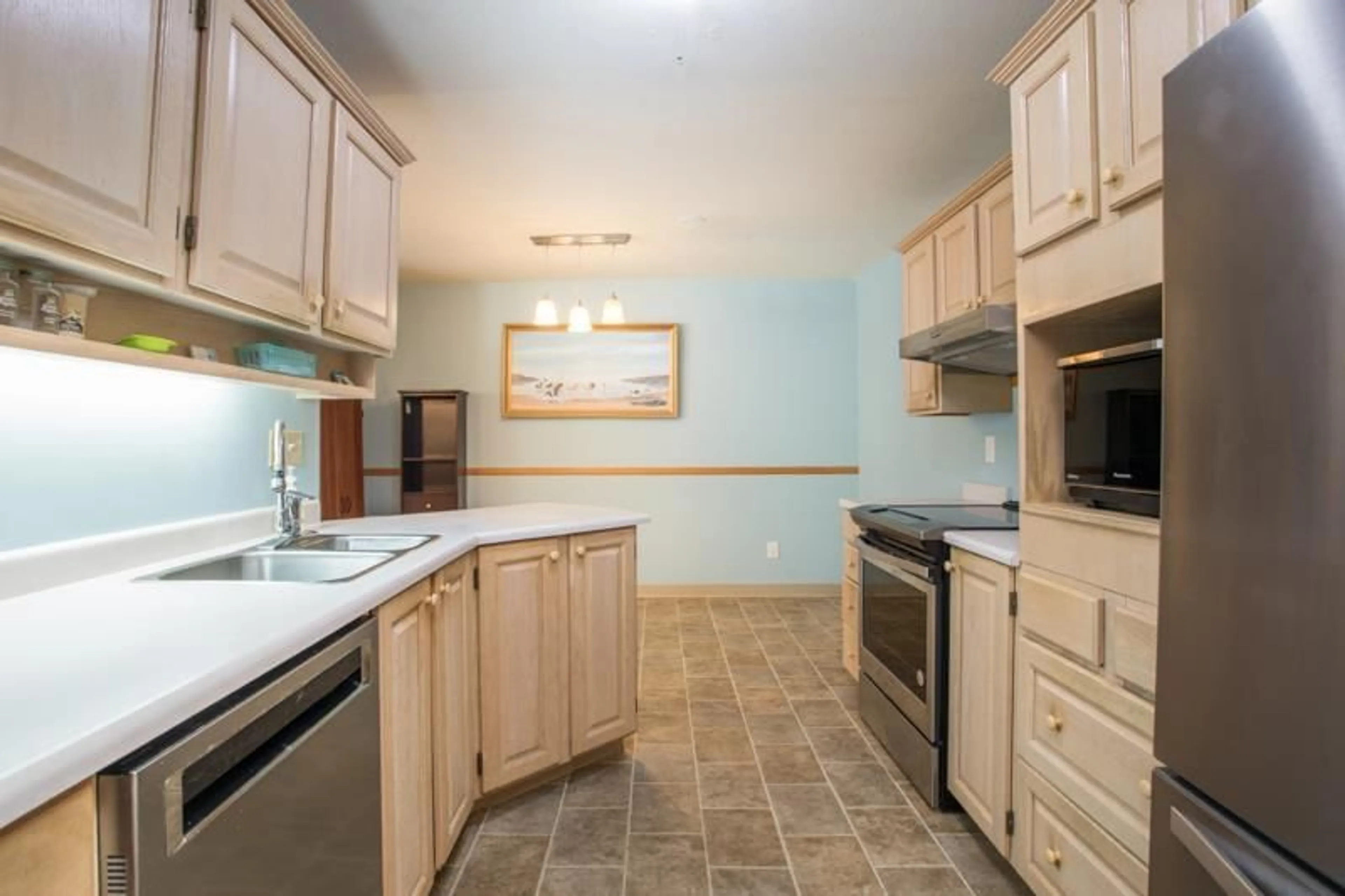 Standard kitchen, ceramic/tile floor for 305 - 1220 FIR, White Rock British Columbia V4B4B1