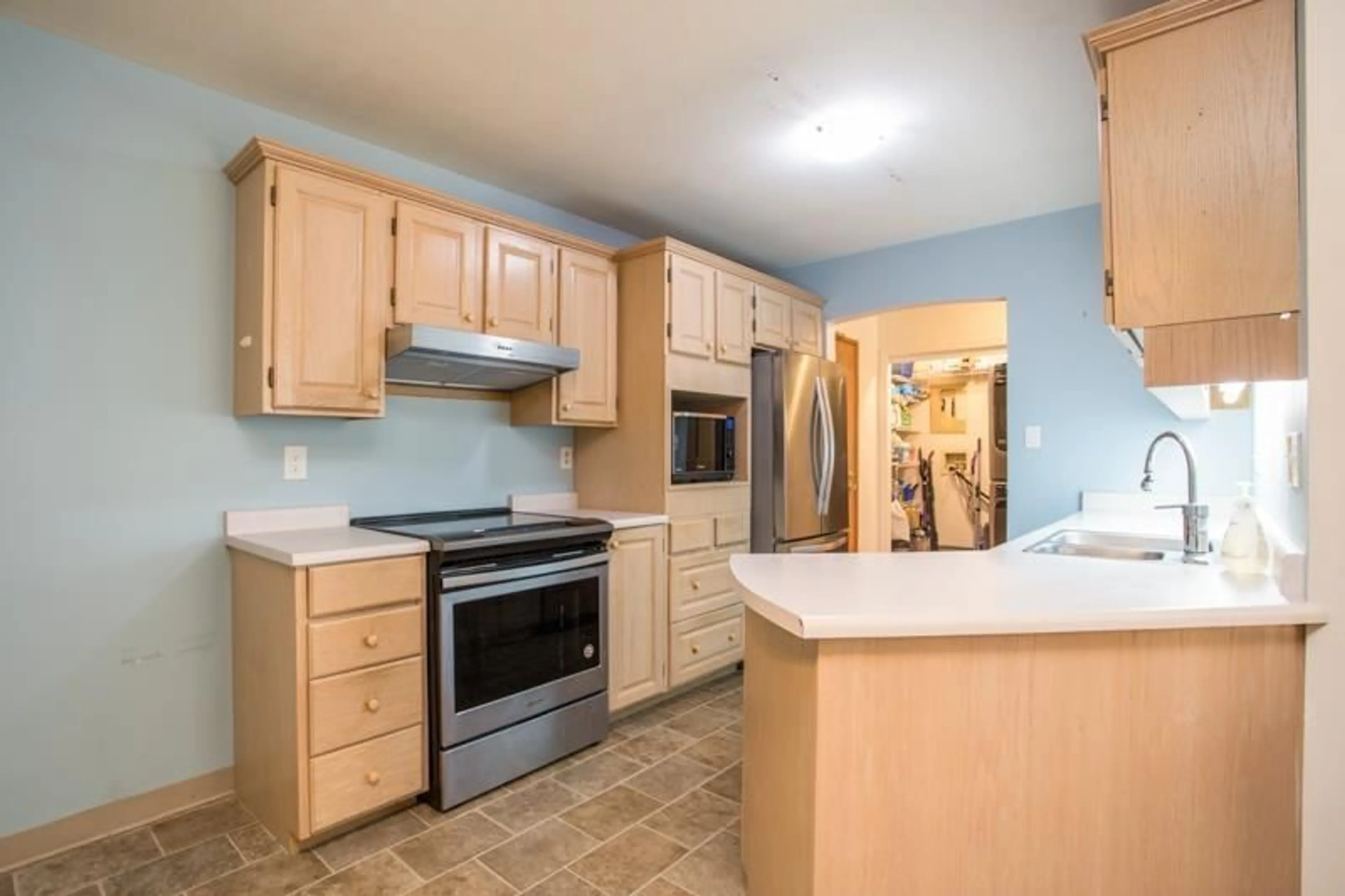 Standard kitchen, unknown for 305 - 1220 FIR, White Rock British Columbia V4B4B1