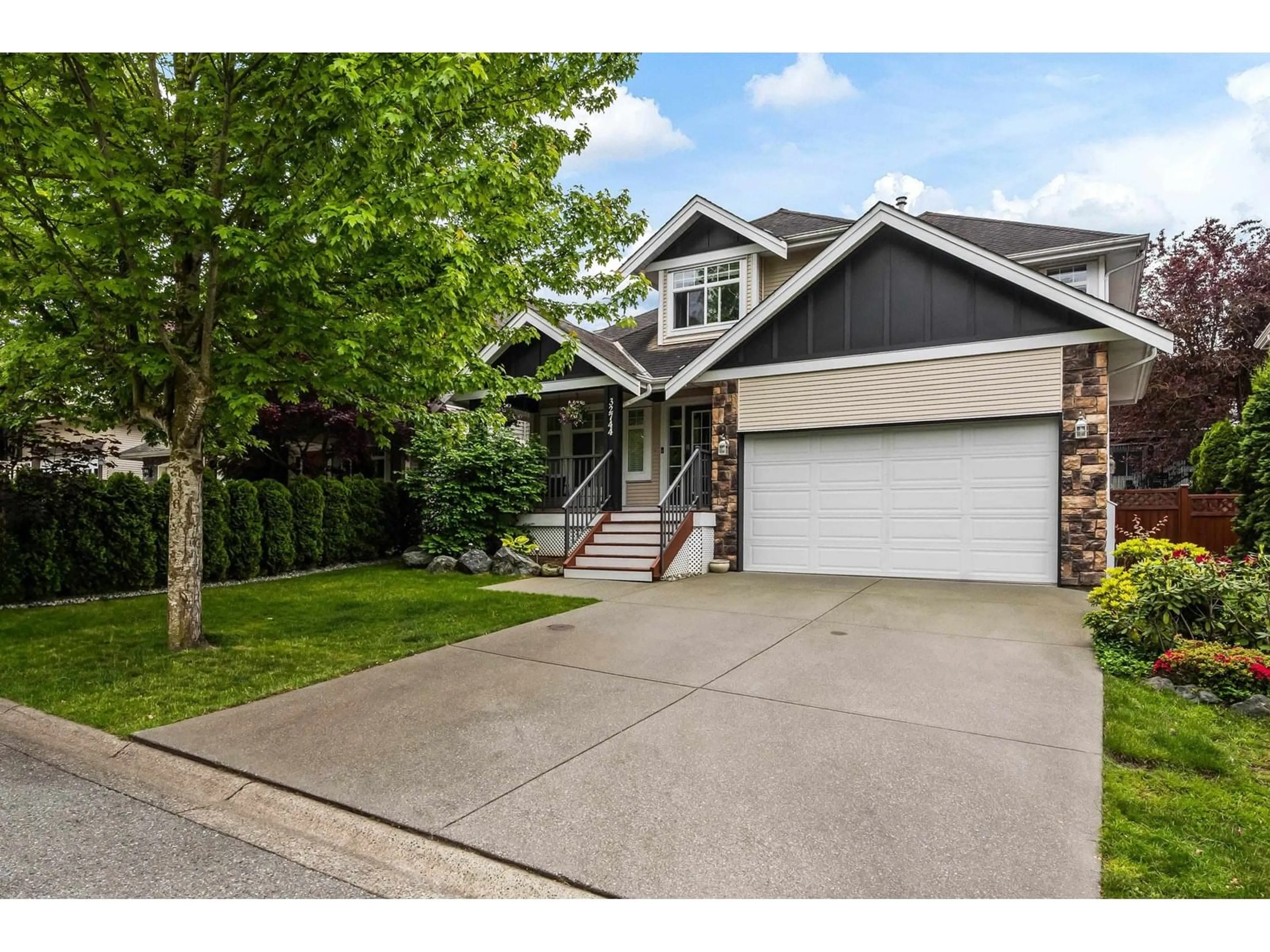 Home with vinyl exterior material, street for 32744 HOOD, Mission British Columbia V2V7R9