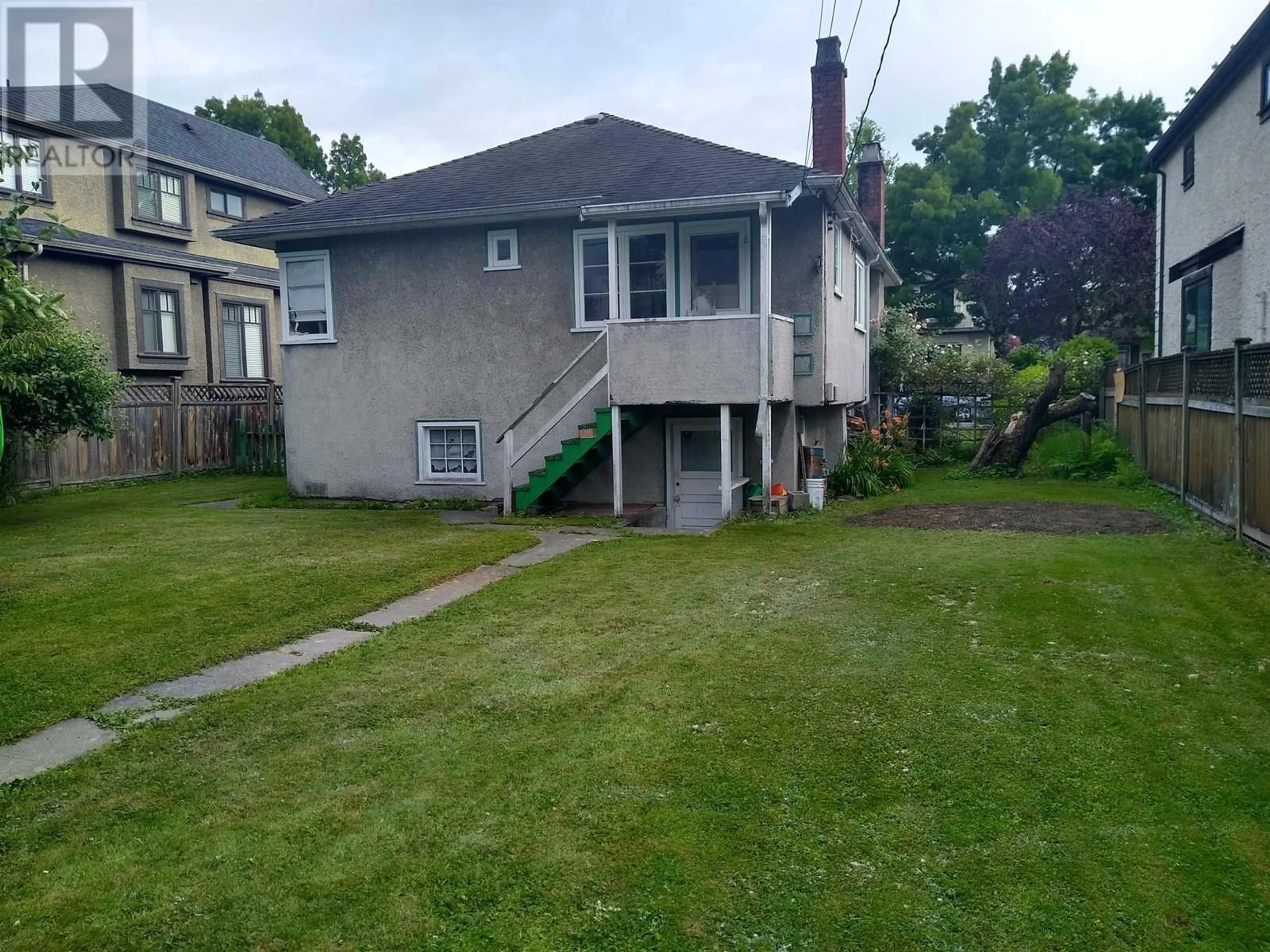 A pic from outside/outdoor area/front of a property/back of a property/a pic from drone, street for 2637 21ST AVENUE, Vancouver British Columbia V6L1K2
