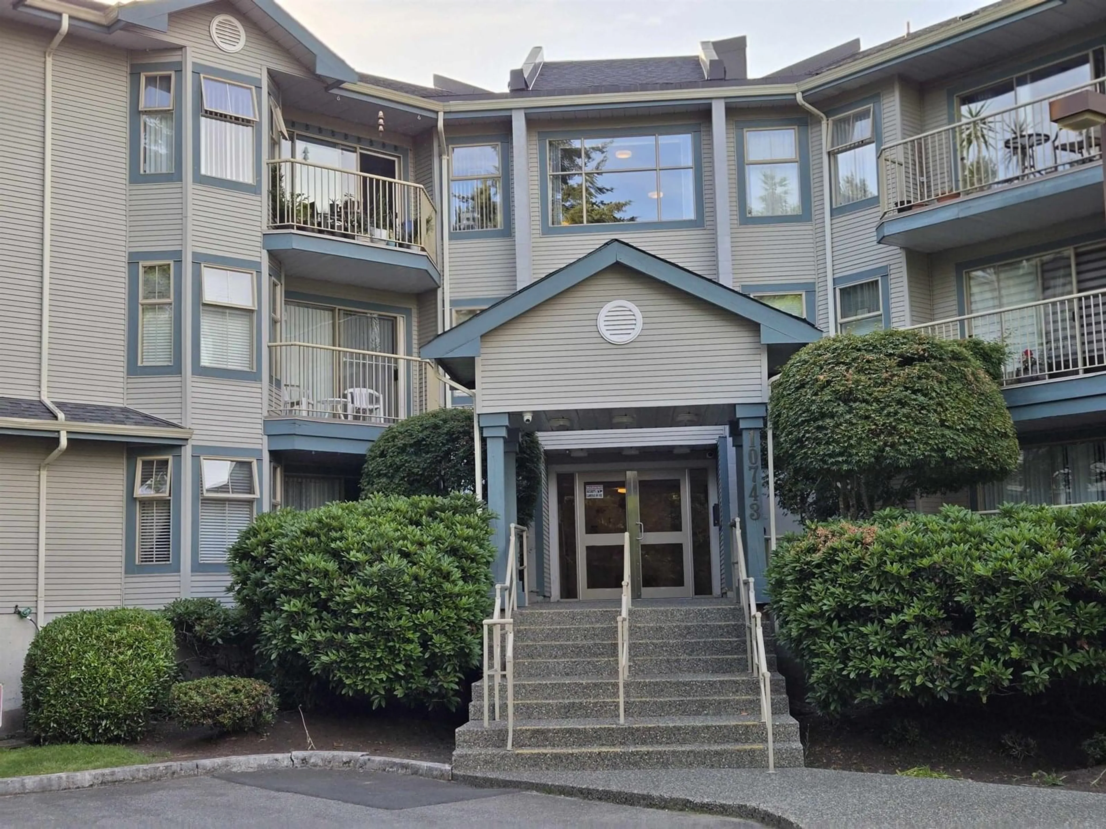 Indoor foyer for 208 - 10743 139, Surrey British Columbia V3T4L8