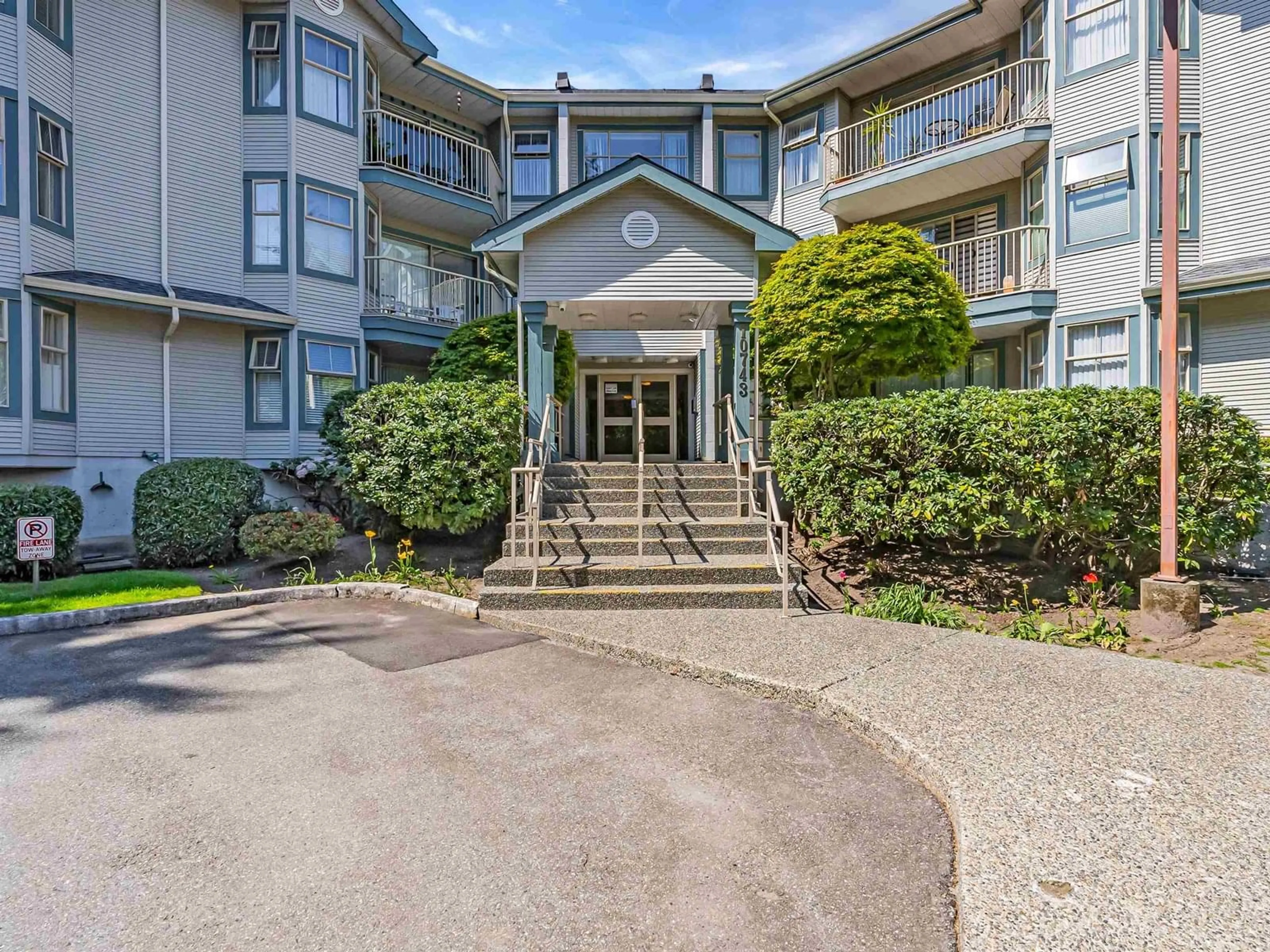 Indoor foyer for 208 - 10743 139, Surrey British Columbia V3T4L8