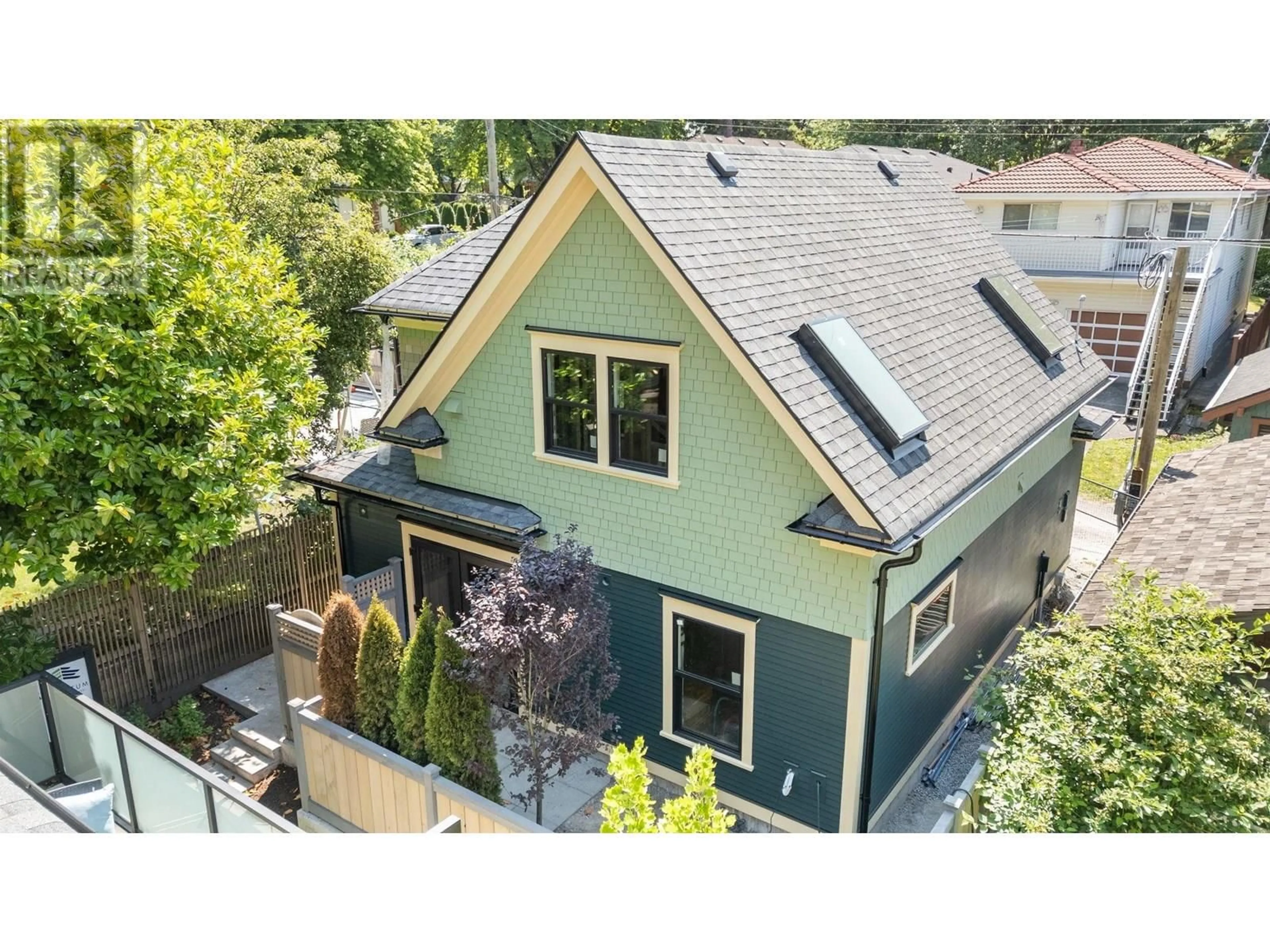 A pic from outside/outdoor area/front of a property/back of a property/a pic from drone, street for 2594 ETON STREET, Vancouver British Columbia V5K1J7
