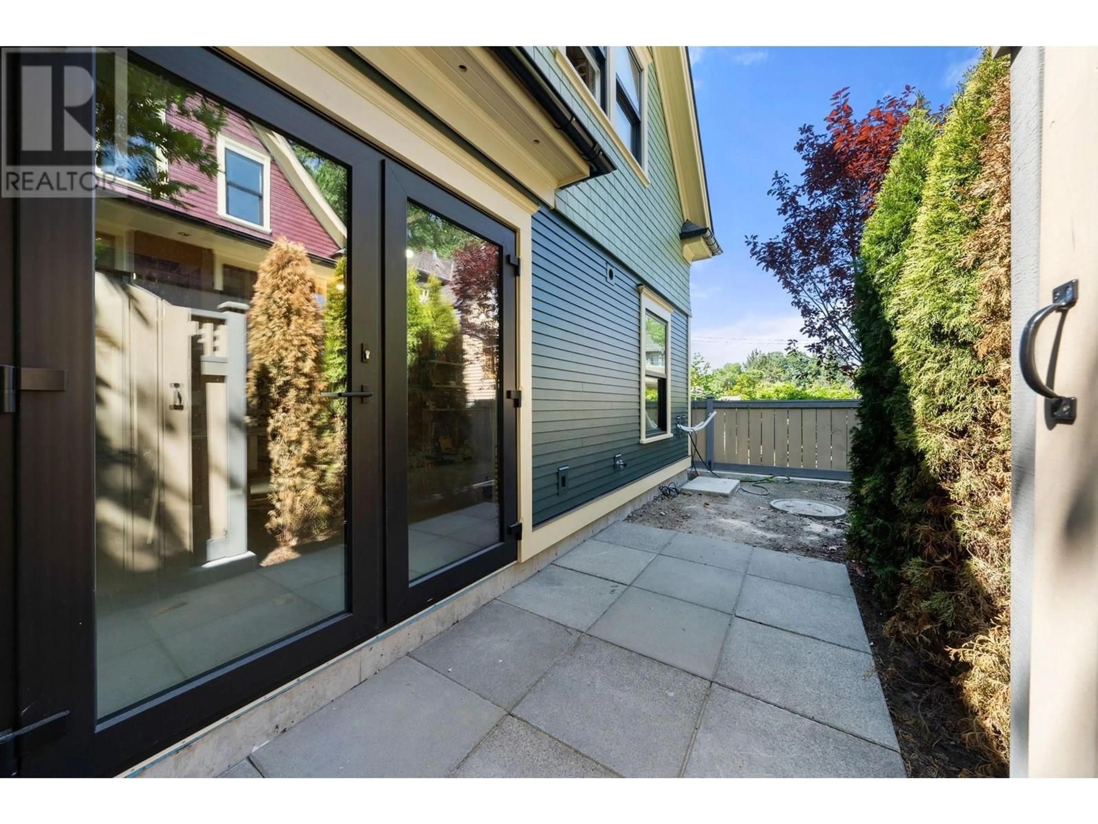 Unknown for 2594 ETON STREET, Vancouver British Columbia V5K1J7