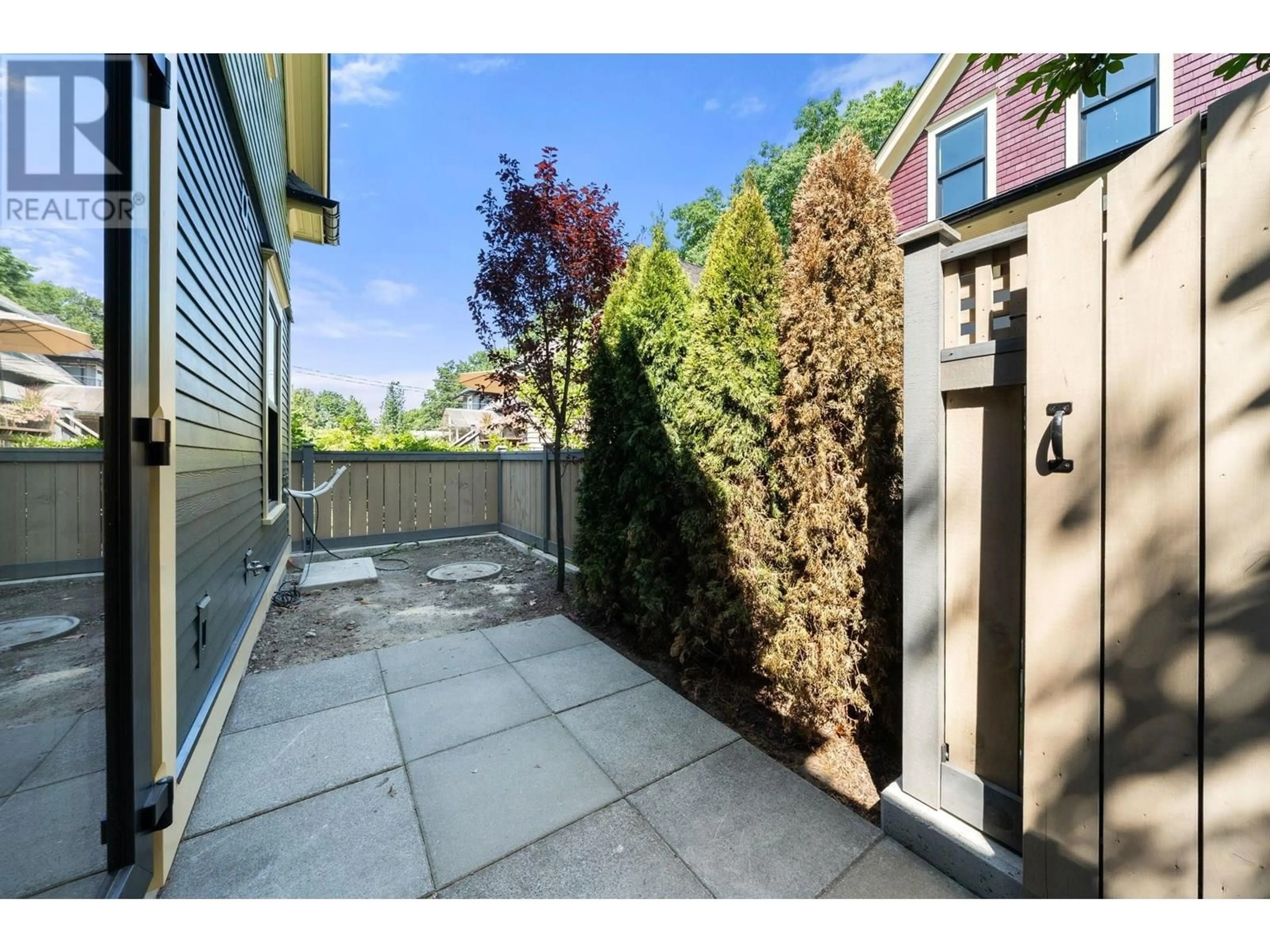 Patio, street for 2594 ETON STREET, Vancouver British Columbia V5K1J7
