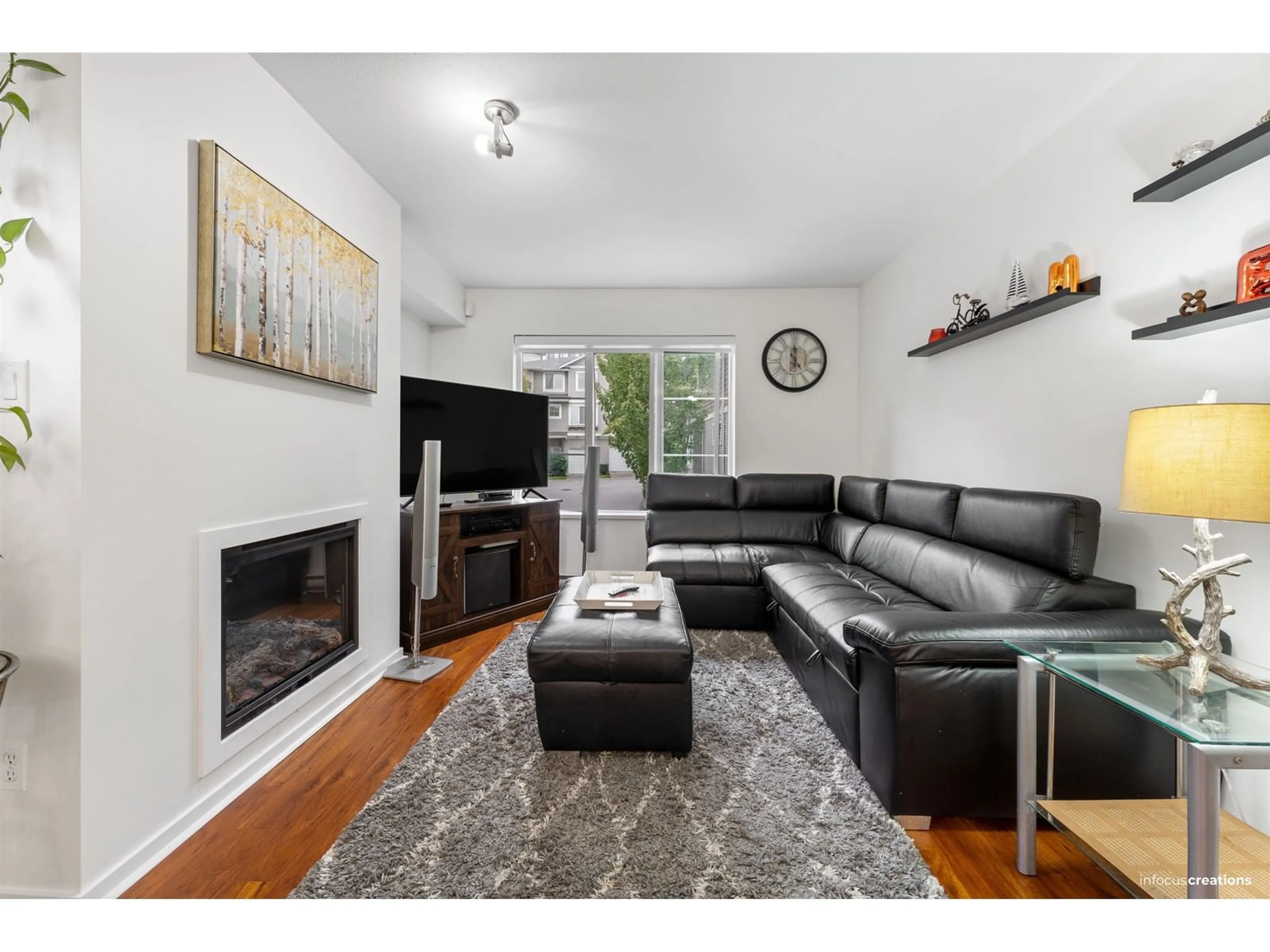 Living room with furniture, wood/laminate floor for 63 - 15155 62 A, Surrey British Columbia V3S8A6
