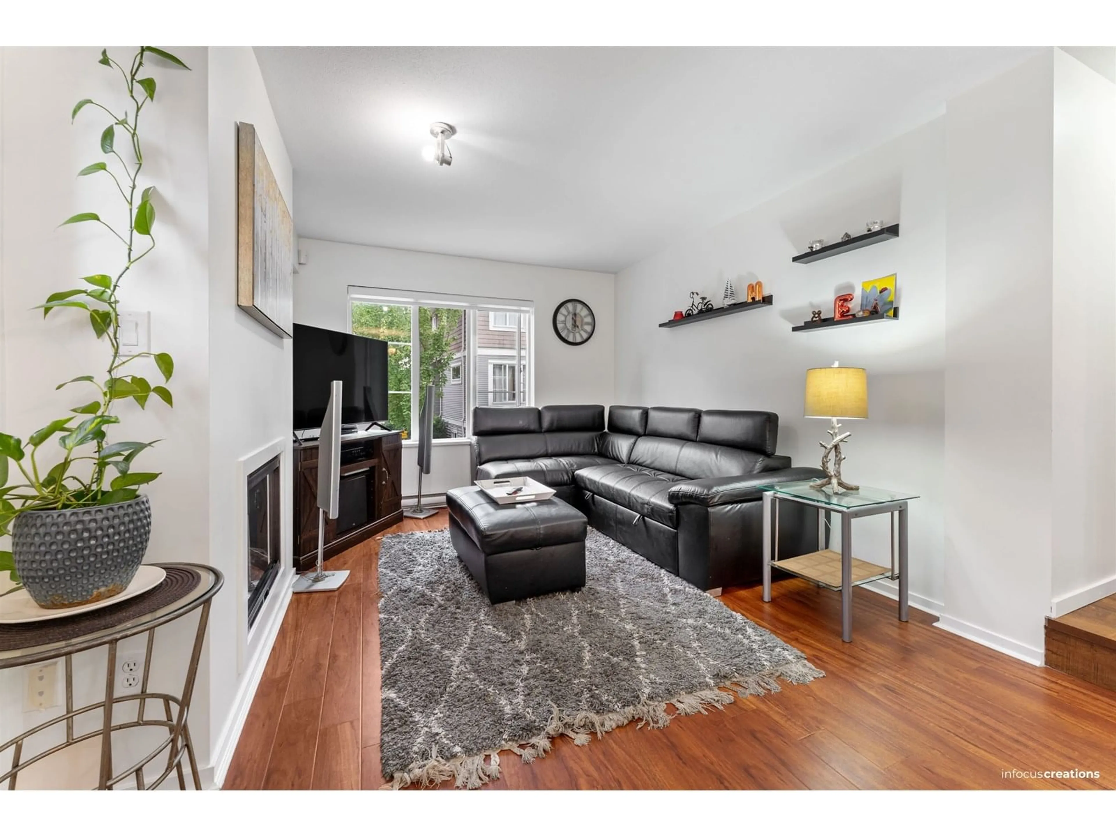 Living room with furniture, wood/laminate floor for 63 - 15155 62 A, Surrey British Columbia V3S8A6