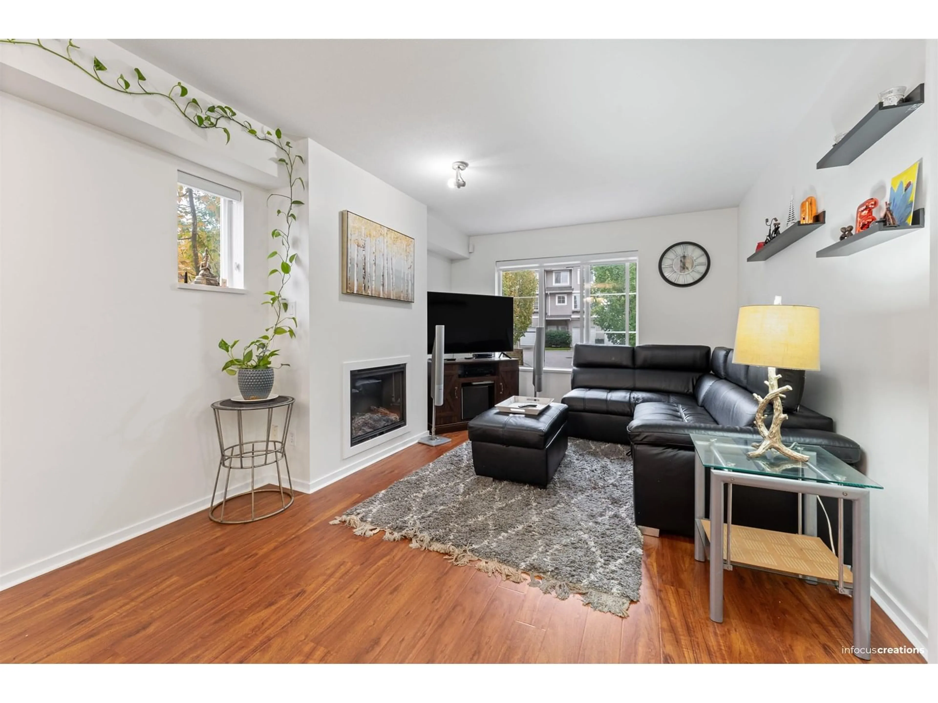 Living room with furniture, wood/laminate floor for 63 - 15155 62 A, Surrey British Columbia V3S8A6