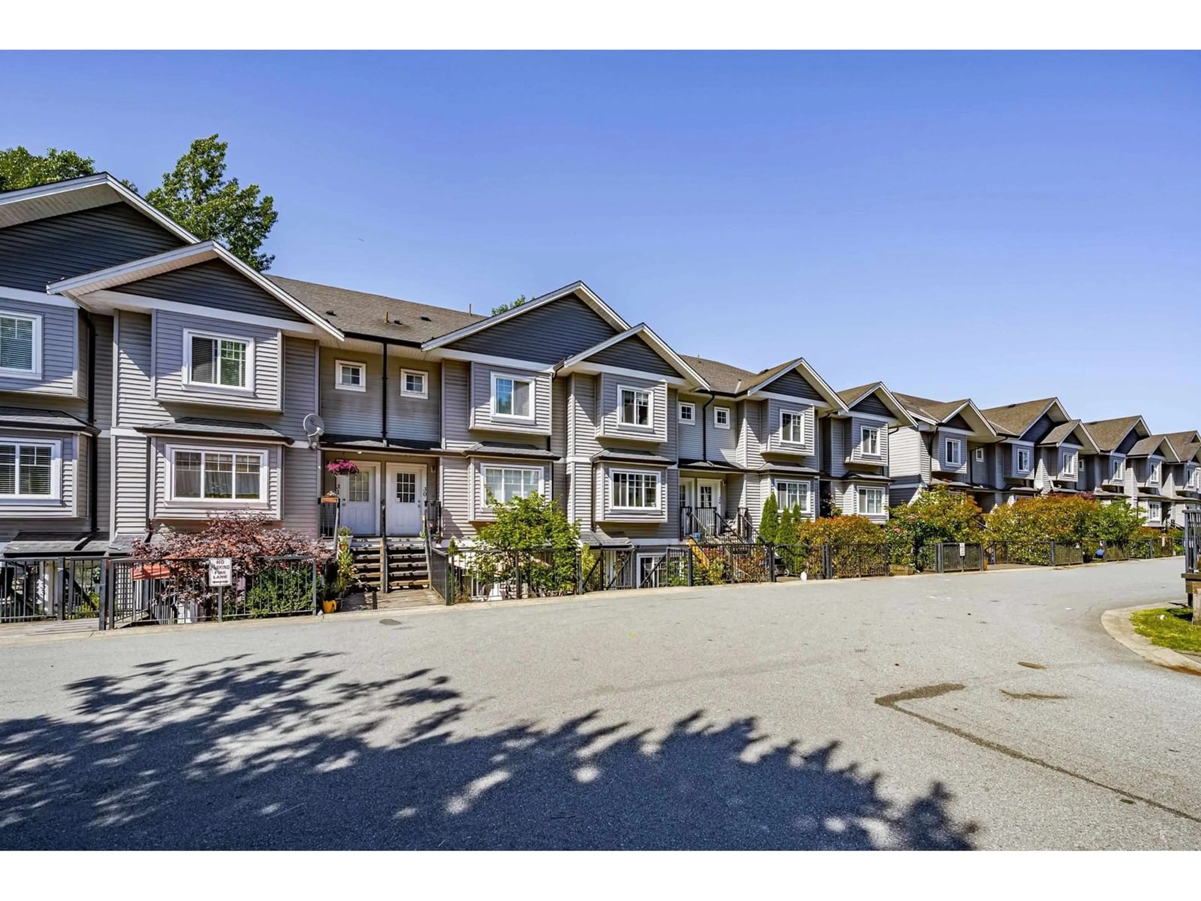 A pic from outside/outdoor area/front of a property/back of a property/a pic from drone, mountain view for 31 - 11255 132, Surrey British Columbia V3R4R3